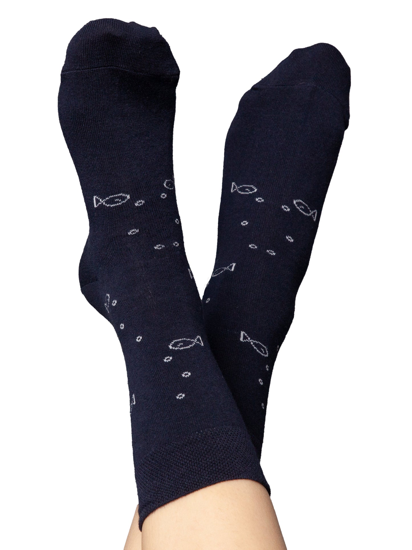 ein Paar blaue Socken mit weißem Anker und Fischmotiv aus 75% Biobaumwolle, 23% recyceltem Nylon und 2% dehnbarem Elasthan
