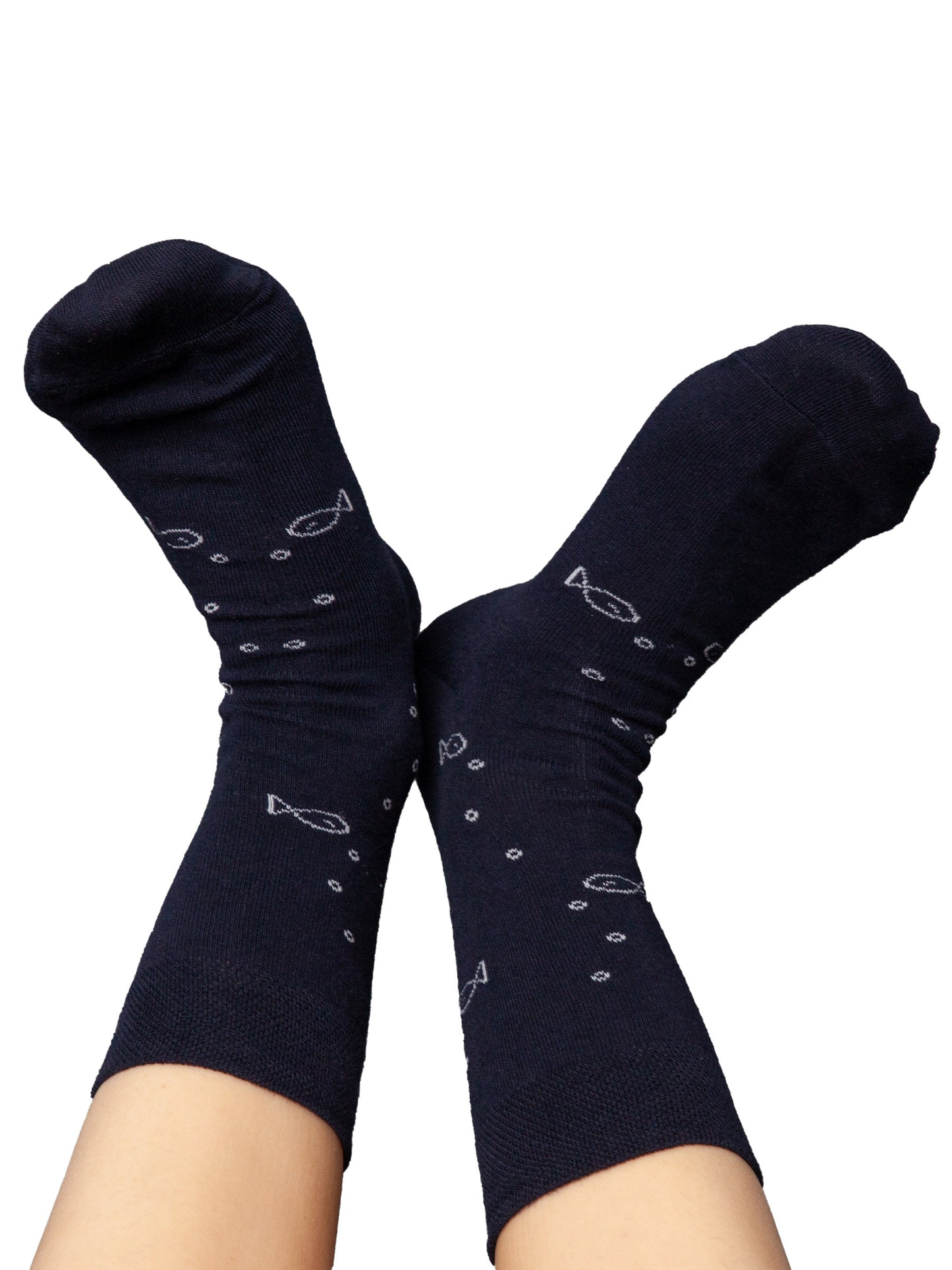 ein Paar blaue Socken mit weißem Anker und Fischmotiv aus 75% Biobaumwolle, 23% recyceltem Nylon und 2% dehnbarem Elasthan