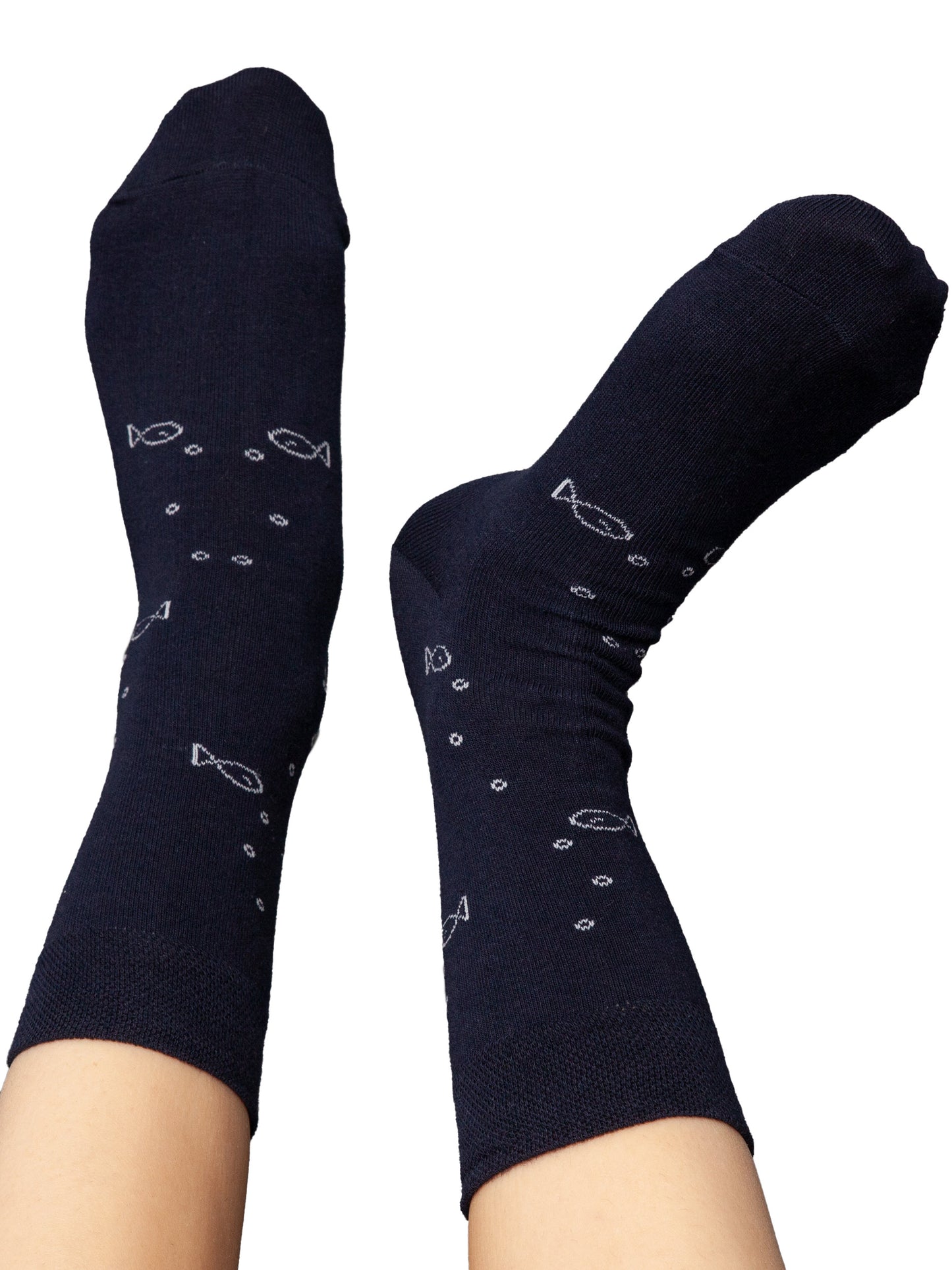 ein Paar blaue Socken mit weißem Anker und Fischmotiv aus 75% Biobaumwolle, 23% recyceltem Nylon und 2% dehnbarem Elasthan