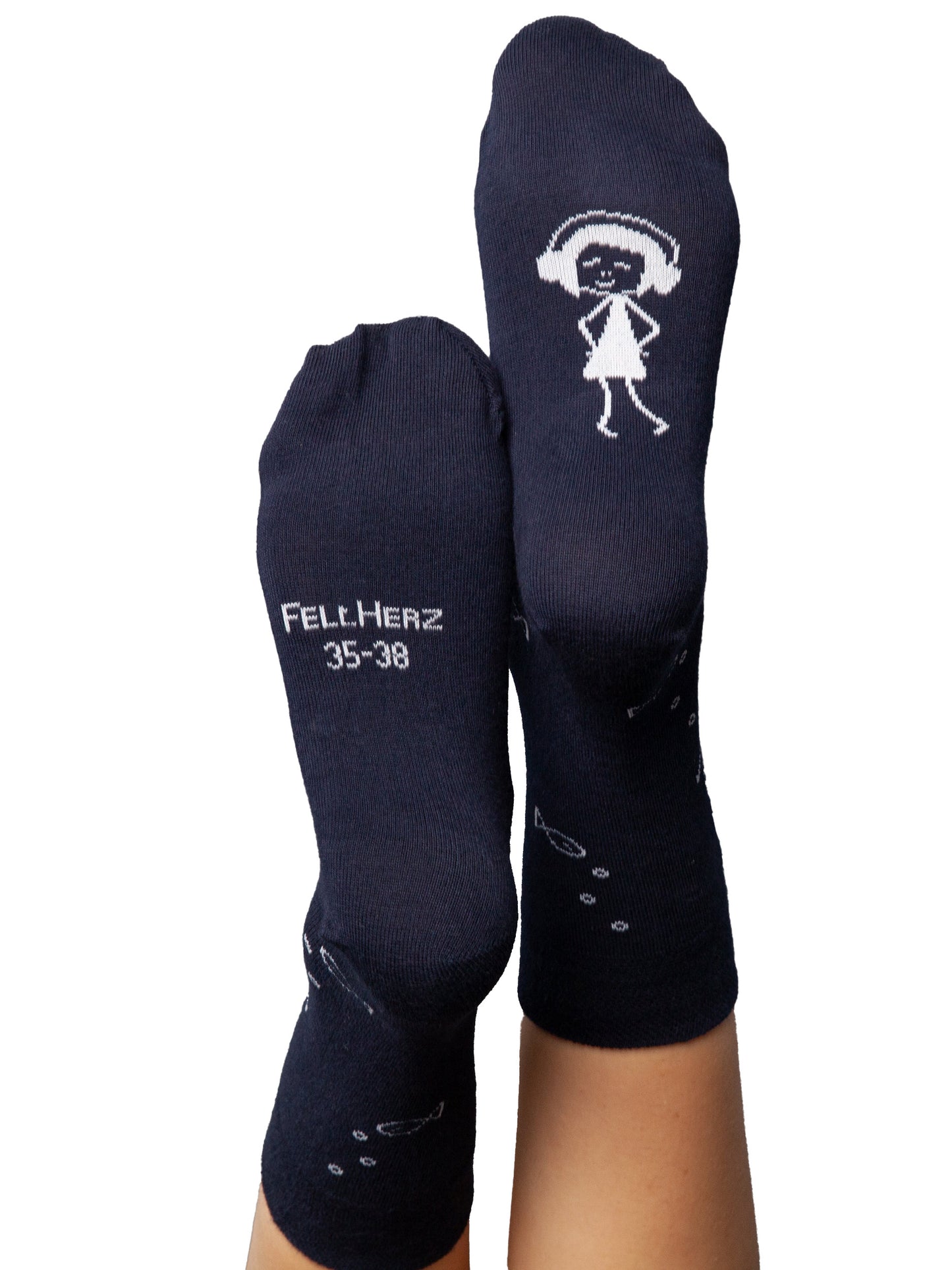 ein Paar blaue Socken mit weißem Anker und Fischmotiv aus 75% Biobaumwolle, 23% recyceltem Nylon und 2% dehnbarem Elasthan