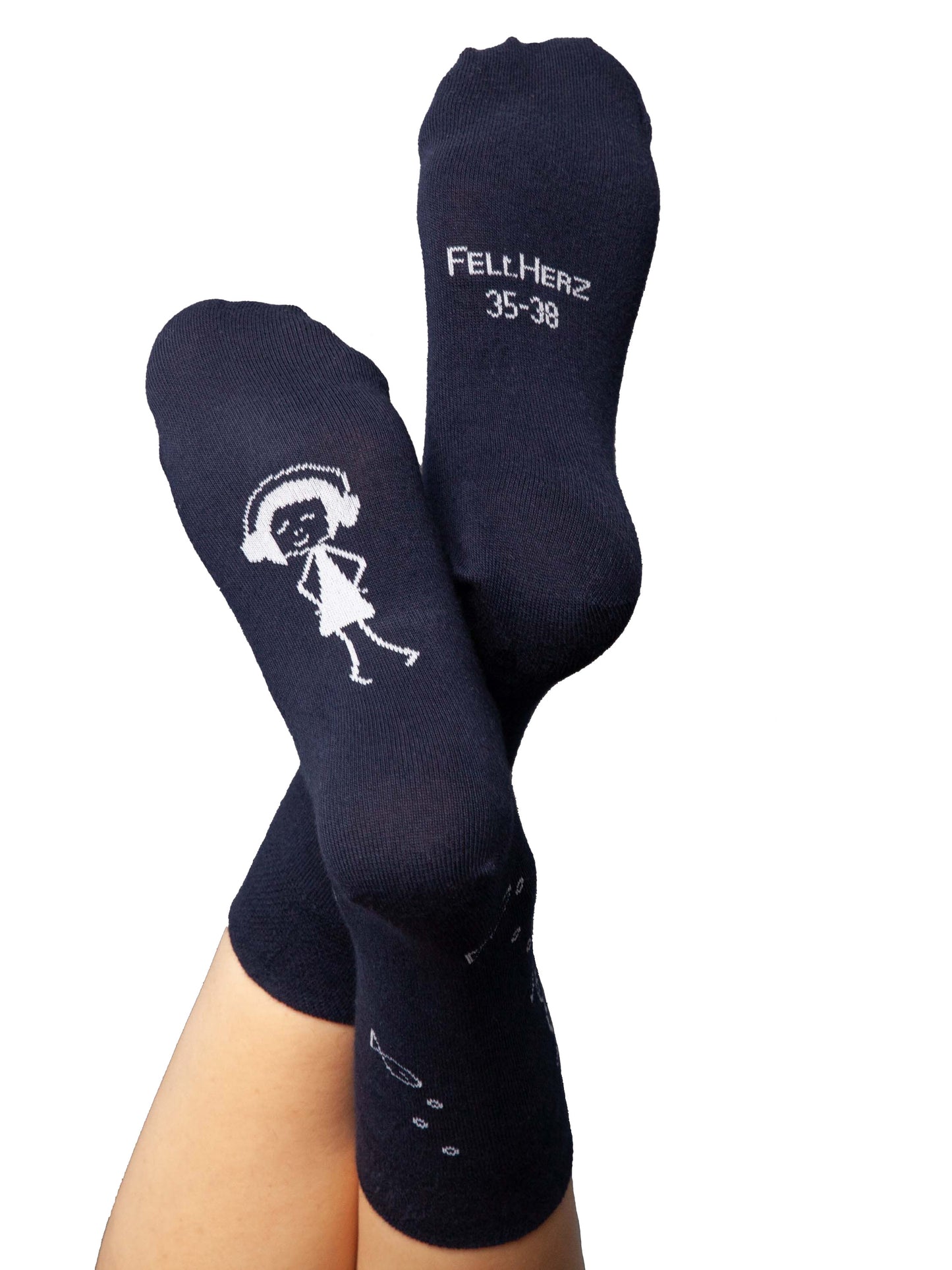 ein Paar blaue Socken mit weißem Anker und Fischmotiv aus 75% Biobaumwolle, 23% recyceltem Nylon und 2% dehnbarem Elasthan