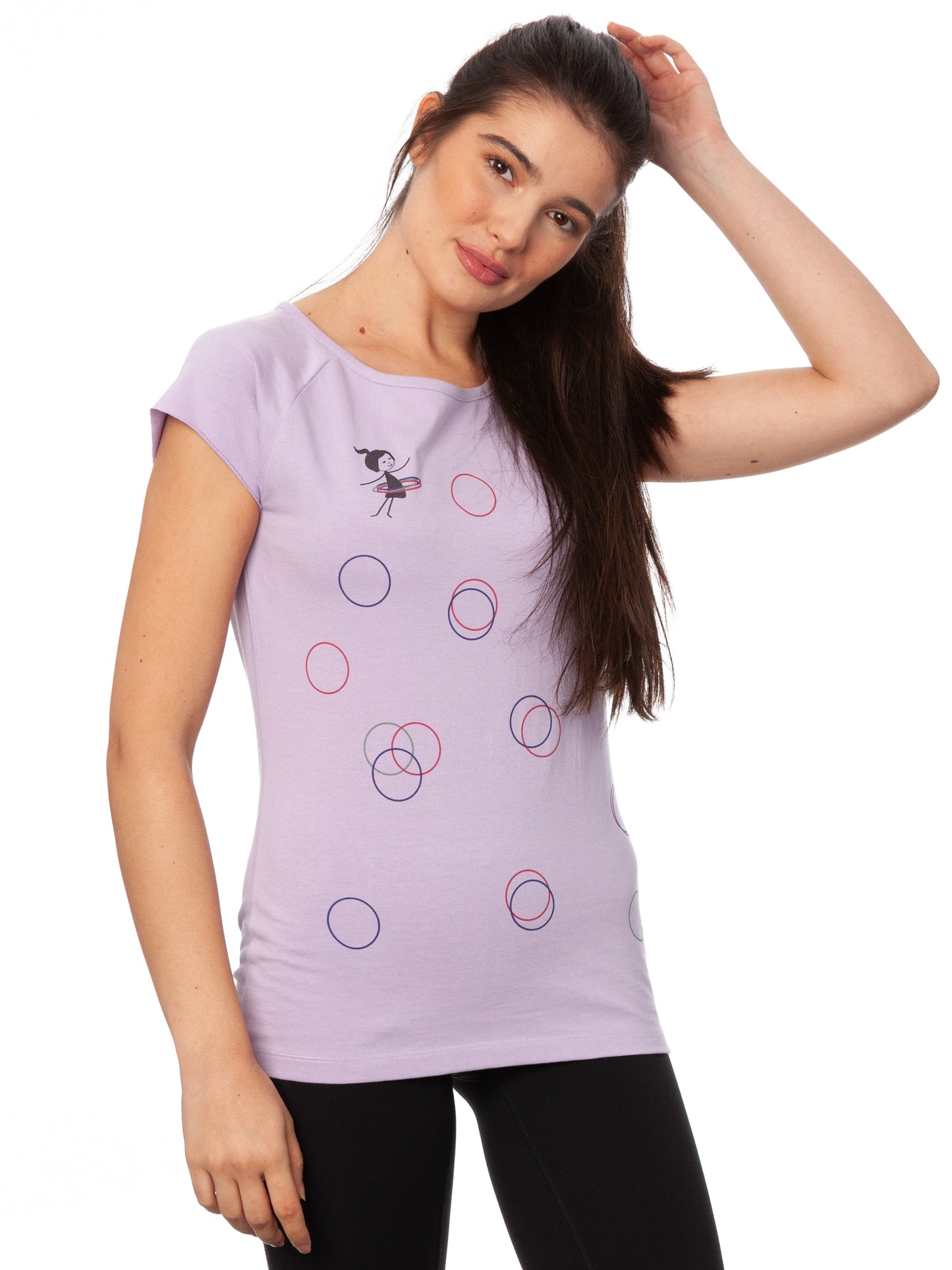 Flieder-farbenes Damen-T-Shirt mit Cap-Sleeve-Ärmeln, leicht tailliertem Schnitt und modernem Raglan-Design. Gefertigt aus 100 % hochwertiger Biobaumwolle unter fairen Bedingungen. Das Shirt verfügt über einen weiten Rundhalsausschnitt und einem Print auf der Vorderseite: ein kleines Mädchen mit bunten Hoolahoop Reifen als Brustprint und grafische Hoolahoopreifen in verschiedenen Farben über das Shirt verteilt. Nachhaltig produziert aus recycelten Stoffen und limitiert erhältlich