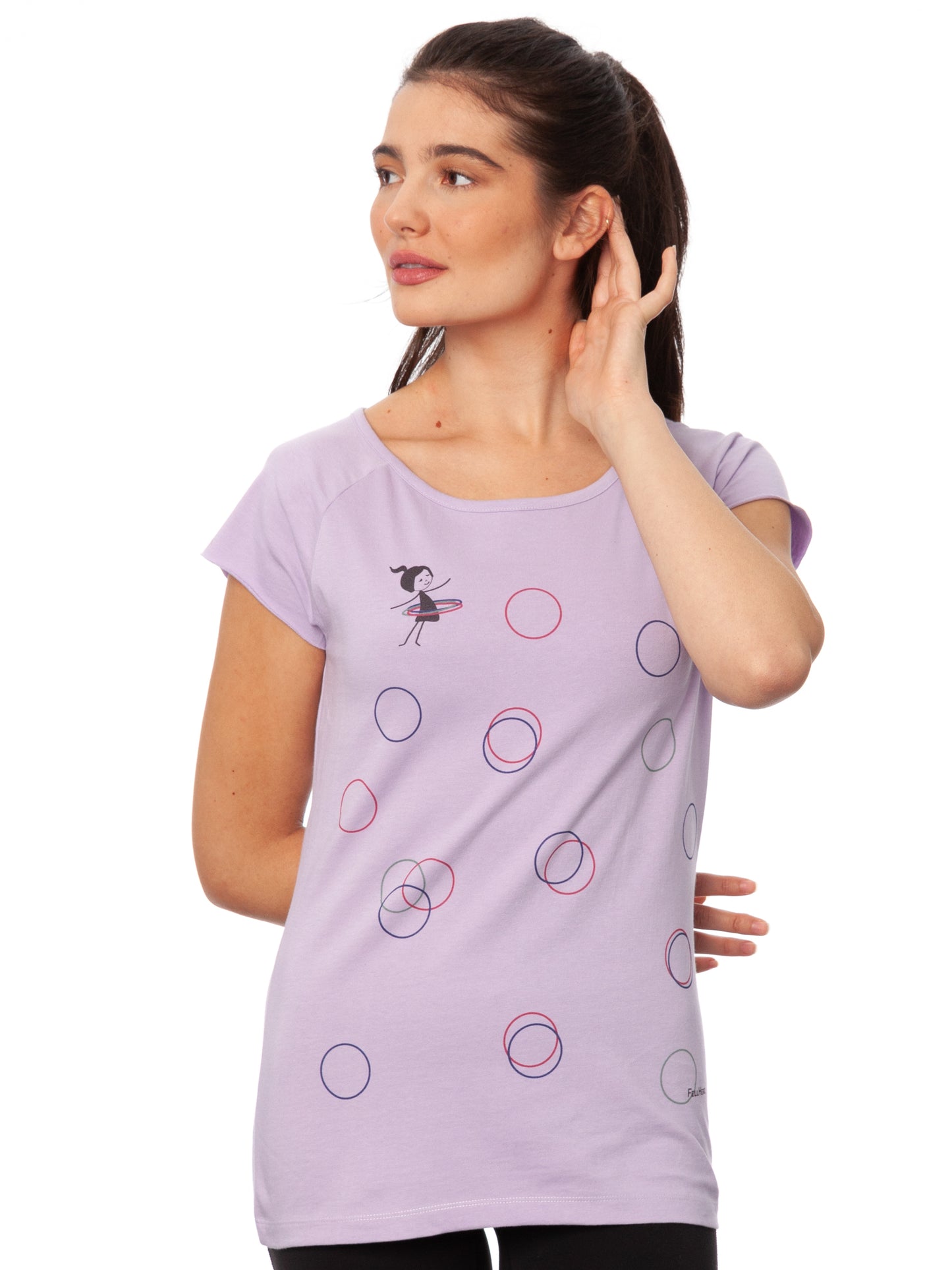 Flieder-farbenes Damen-T-Shirt mit Cap-Sleeve-Ärmeln, leicht tailliertem Schnitt und modernem Raglan-Design. Gefertigt aus 100 % hochwertiger Biobaumwolle unter fairen Bedingungen. Das Shirt verfügt über einen weiten Rundhalsausschnitt und einem Print auf der Vorderseiete: ein kleines Mädchen mit bunten Hoolahoop Reifen als Brustprint und grafische Hoolahoopreifen in verschiedenen Farben über das Shirt verteilt. Nachhaltig produziert aus recycelten Stoffen und limitiert erhältlich