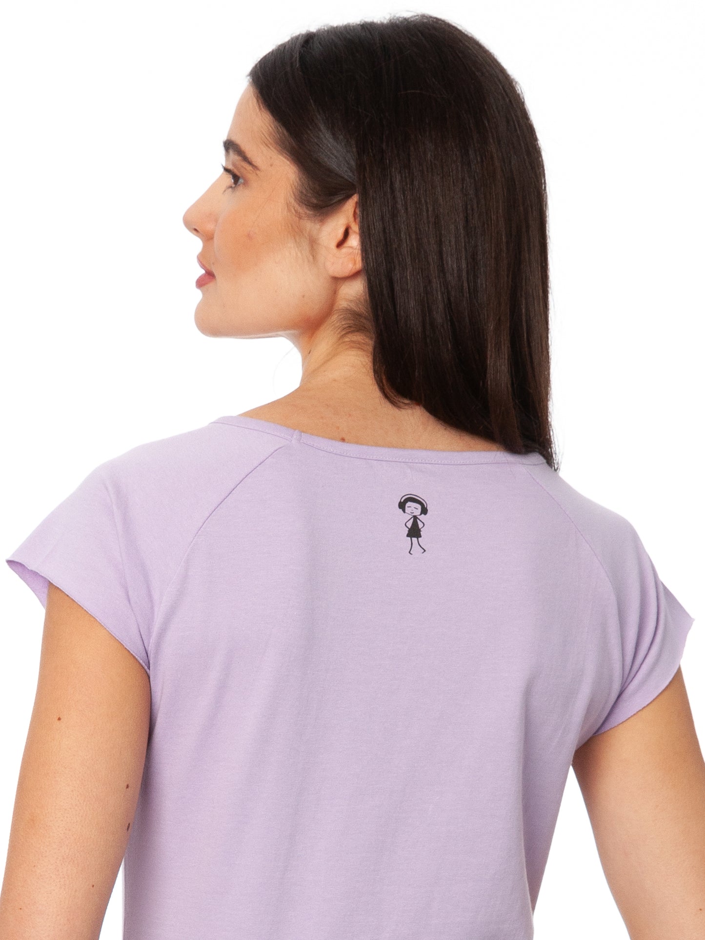 Lila-farbenes Damen-T-Shirt mit Cap-Sleeve-Ärmeln, leicht tailliertem Schnitt und modernem Raglan-Design. Gefertigt aus 100 % hochwertiger Biobaumwolle unter fairen Bedingungen. Das Shirt verfügt über einen weiten Rundhalsausschnitt und einen dezenten Nackenprint. Nachhaltig produziert aus recycelten Stoffen und limitiert erhältlich