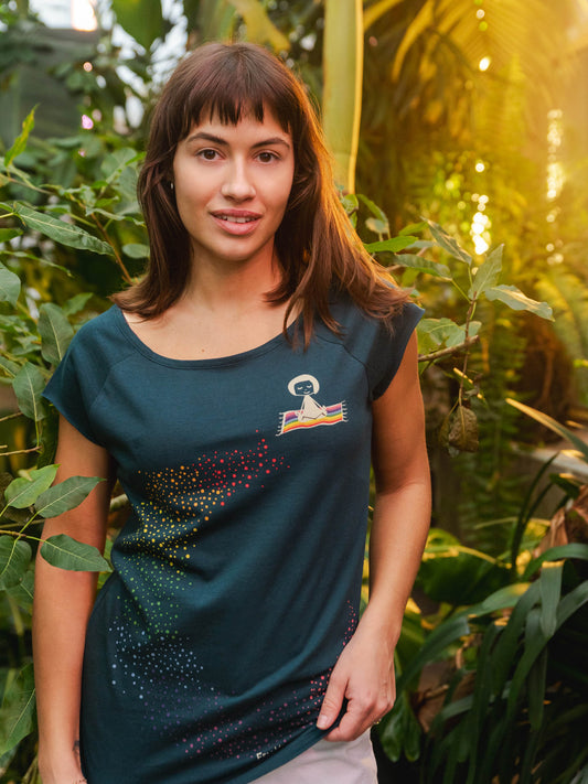 Damen‑Cap‑Sleeve‑T‑Shirt in tiefem Deep Teal, 100 % weiche GOTS‑zertifizierte Bio‑Baumwolle mit modernem, leicht tailliertem Schnitt und digitalem FellHerz‑Print mit einem kleinen Mädchen, dass auf einem regenbogenfarbenen fliegenden Teppich sitzt und einen regenbogenen Schweif hinter sich her zieht – nachhaltig, fair produziert, ideal für warme Tage oder als Lagen‑Basic.