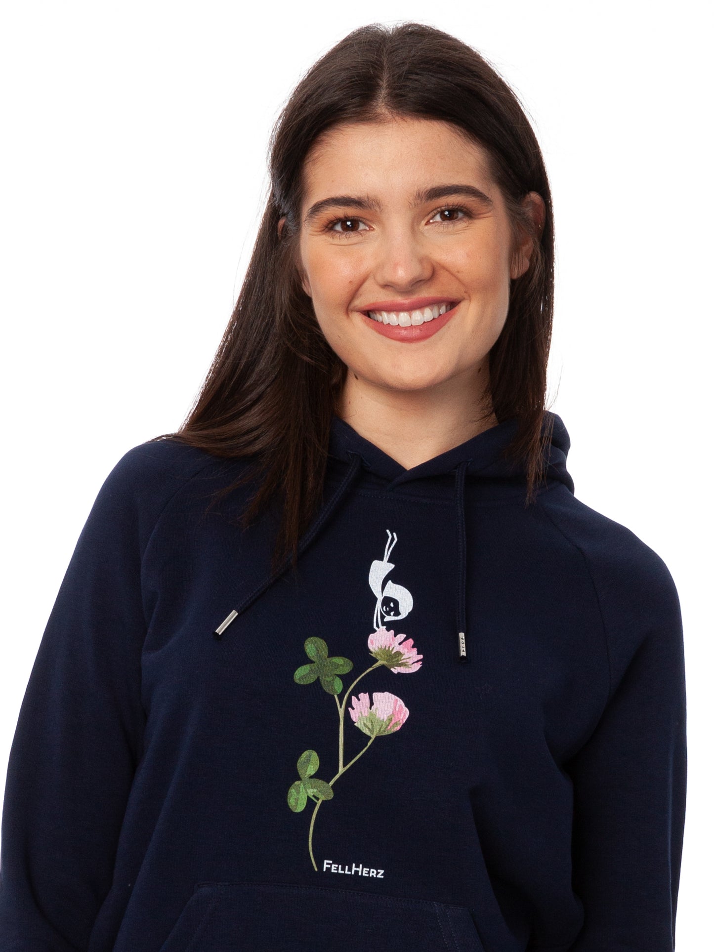 Damen Kapuzen-Pullover in Dunkelblau mit Glücksklee-Design aus Biobaumwolle, Fair & Vegan hergestellt. Stilvoller Frauen Hoodie mit Känguru-Tasche und nachhaltigem Druck ohne Schadstoffe – Fair Fashion von FellHerz. Der Grafik Print auf der Vorderseite zeigt ein kleines Mädchen, das Handstand macht auf einer blühenden Klee-Pflanze.