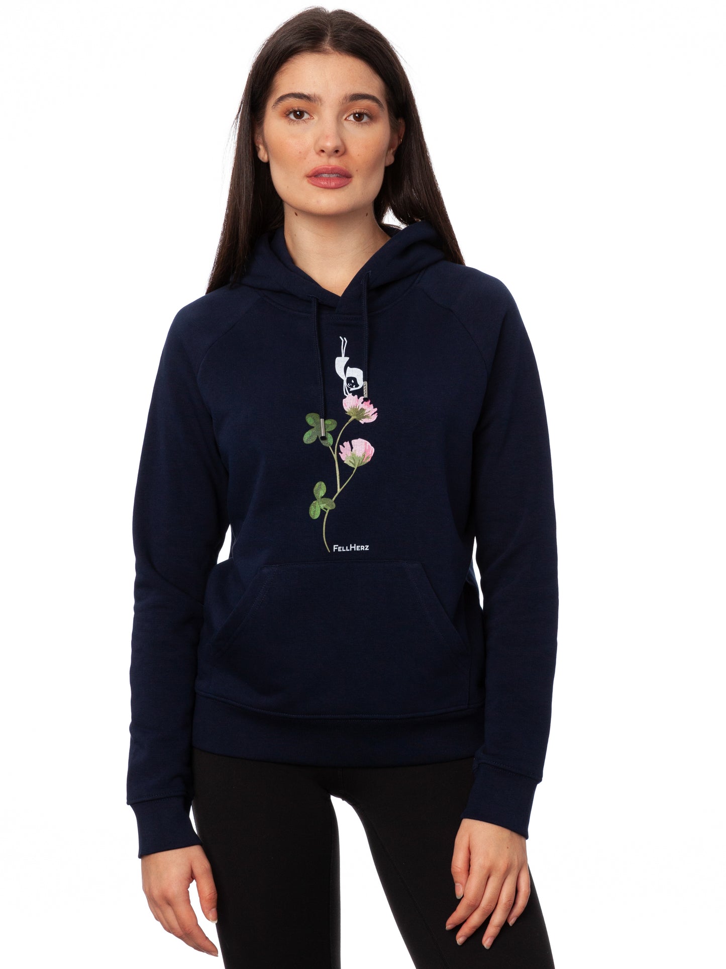 Damen Kapuzen-Pullover in Dunkelblau mit Glücksklee-Design aus Biobaumwolle, Fair & Vegan hergestellt. Stilvoller Frauen Hoodie mit Känguru-Tasche und nachhaltigem Druck ohne Schadstoffe – Fair Fashion von FellHerz. Der Grafik Print auf der Vorderseite zeigt ein kleines Mädchen, das Handstand macht auf einer blühenden Klee-Pflanze.