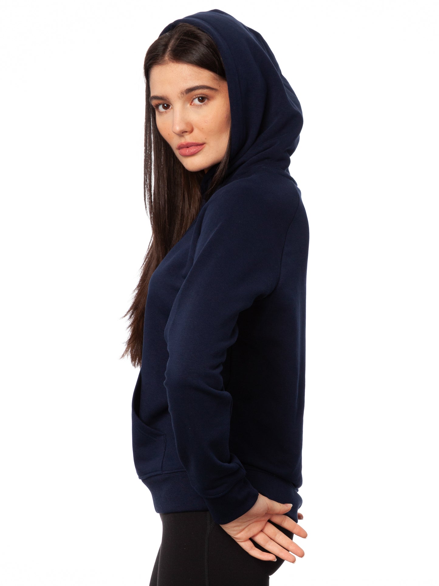 Damen Kapuzen-Pullover in Dunkelblau mit Glücksklee-Design aus Biobaumwolle, Fair & Vegan hergestellt. Stilvoller Frauen Hoodie mit Känguru-Tasche und nachhaltigem Druck ohne Schadstoffe – Fair Fashion von FellHerz. Der Grafik Print auf der Vorderseite zeigt ein kleines Mädchen, das Handstand macht auf einer blühenden Klee-Pflanze.