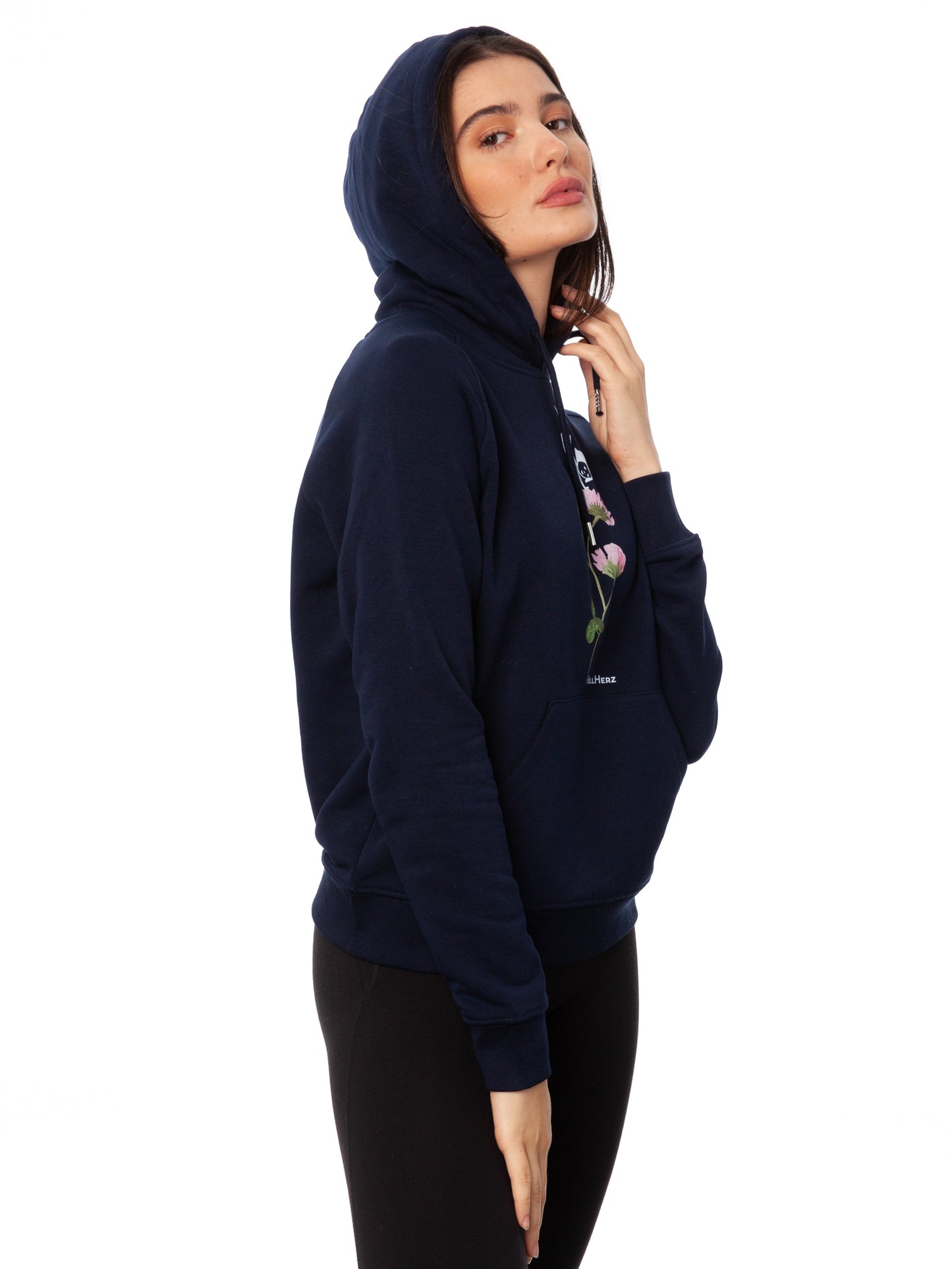 Damen Kapuzen-Pullover in Dunkelblau mit Glücksklee-Design aus Biobaumwolle, Fair & Vegan hergestellt. Stilvoller Frauen Hoodie mit Känguru-Tasche und nachhaltigem Druck ohne Schadstoffe – Fair Fashion von FellHerz. Der Grafik Print auf der Vorderseite zeigt ein kleines Mädchen, das Handstand macht auf einer blühenden Klee-Pflanze.