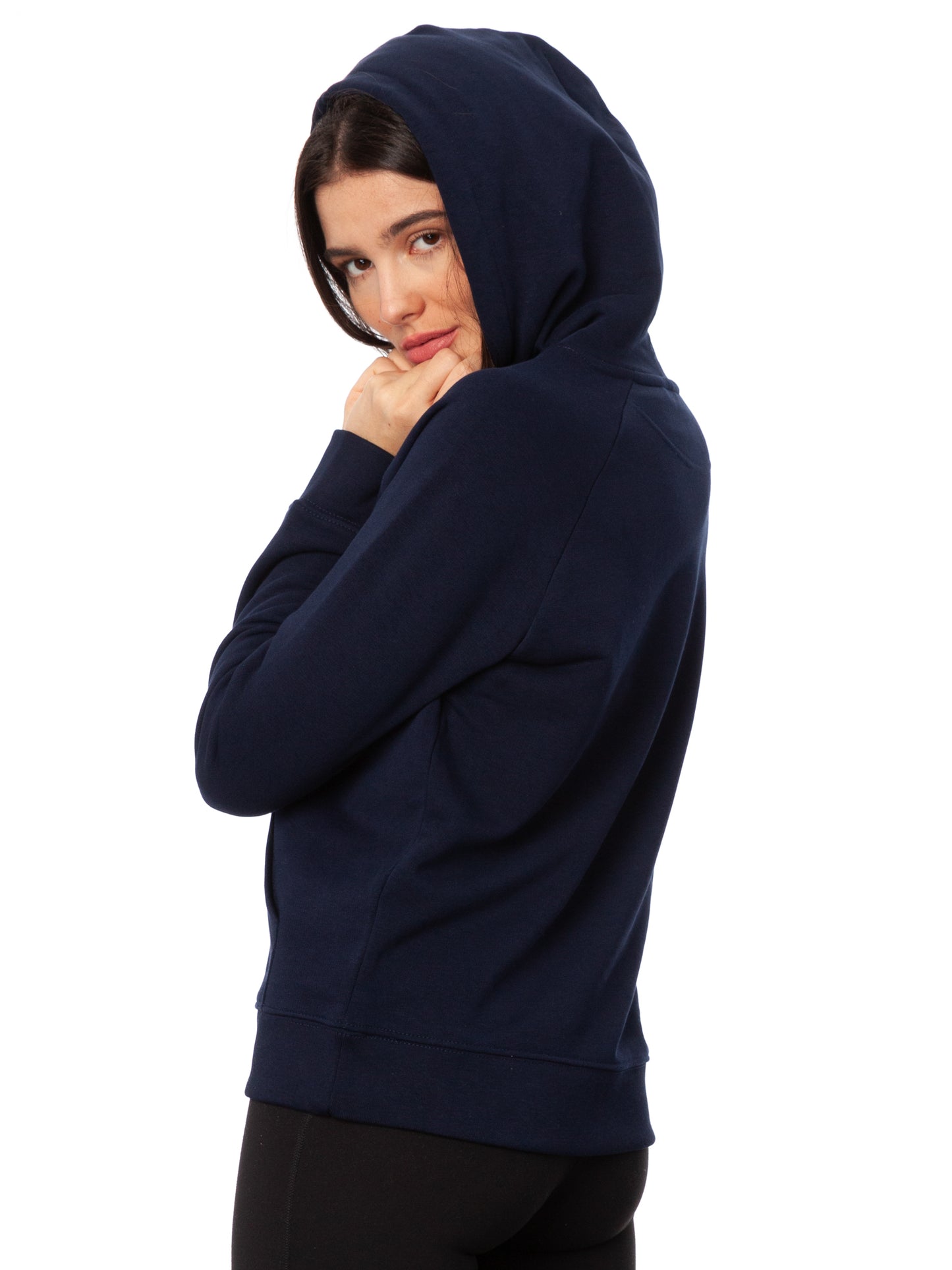 Damen Kapuzen-Pullover in Dunkelblau mit Glücksklee-Design aus Biobaumwolle, Fair & Vegan hergestellt. Stilvoller Frauen Hoodie mit Känguru-Tasche und nachhaltigem Druck ohne Schadstoffe – Fair Fashion von FellHerz. Der Grafik Print auf der Vorderseite zeigt ein kleines Mädchen, das Handstand macht auf einer blühenden Klee-Pflanze.