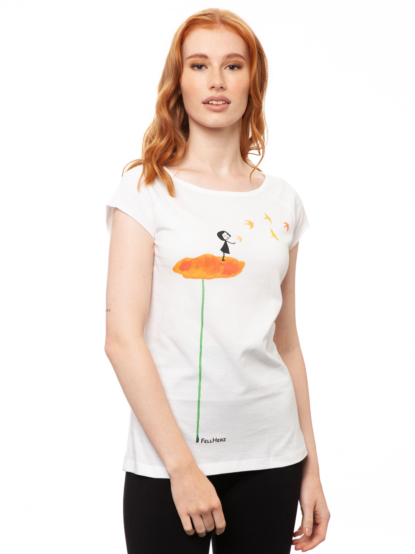 Weißes nachhaltiges FellHerz Damen T-Shirt aus Bio-Baumwolle, fair und vegan produziert. Raglan-Shirt mit Schwalbenzug Grafik-Print auf der Vorderseite: Ein Mädchen steht auf einer orangen Blume und es fliegen Vögel davon.