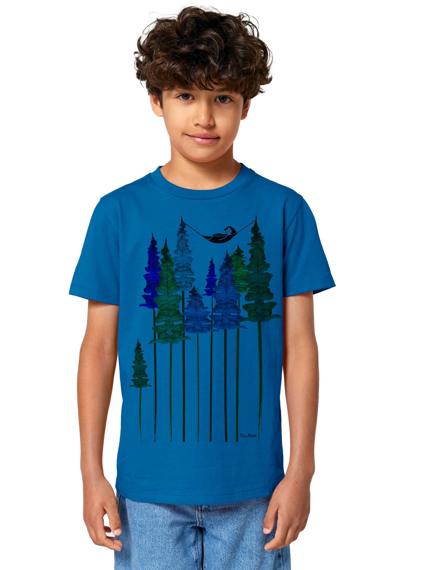 blaues Kinde T-Shirt aus Bio-Baumwolle, fair und vegan produziert mit Grafik-Print auf der Vorderseite: Ein Mädchen liegt in einer Hängematte, die in Baum Wipfeln eines Waldes hängt.