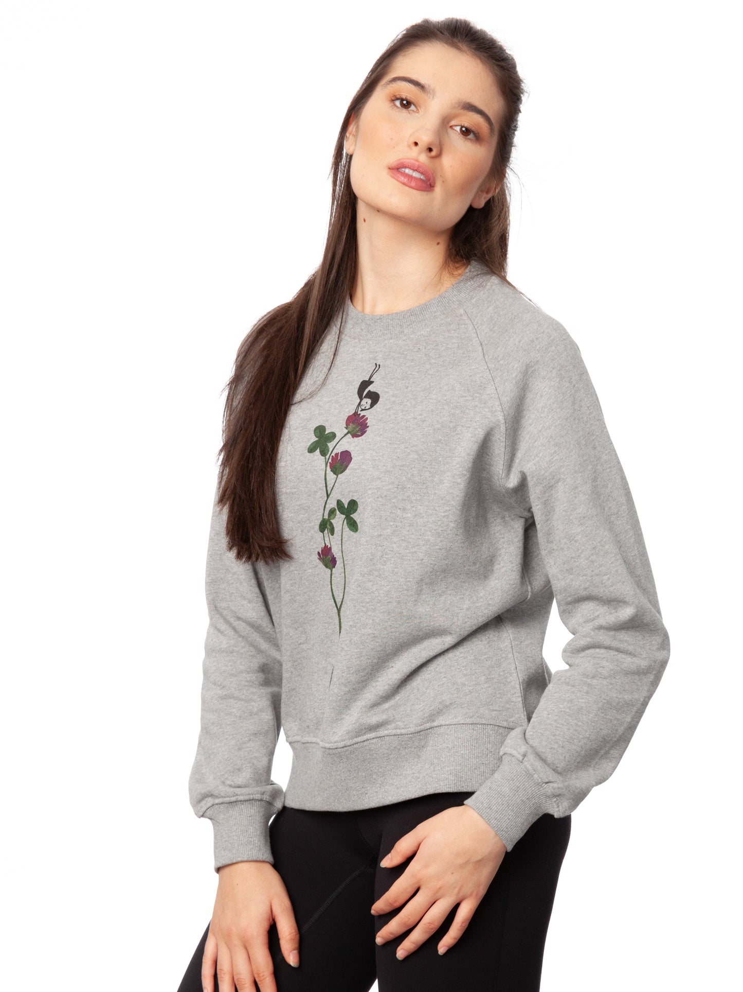 Damen Sweater hellgrau meliert mit Glücksklee-Design aus Biobaumwolle, Fair & Vegan hergestellt. Stilvoller Frauen Pullover mit nachhaltigem Druck ohne Schadstoffe – Fair Fashion von FellHerz. Der Grafik Print auf der Vorderseite zeigt ein kleines Mädchen, das Handstand macht auf einer blühenden Klee-Pflanze.