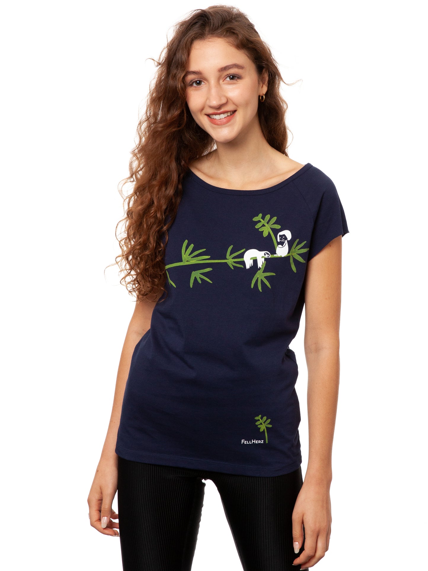 Das Damen T-Shirt aus hochwertiger Bio-Baumwolle in Dunkelblau mit einzigartigen FellHerz Faultier-Design in Grün auf der Vorderseite. Die liebevolle Illustration zeigt ein entspanntes Faultier, das sich an einem Zweig festhält, während ein kleines Mädchen daneben sitzt. Dieses nachhaltige Damen T-Shirt ist ideal für umweltbewusste Modefans und Fair Fashion Liebhaberinnen. Mit kurzen Cap-Sleeves und einem weiten Rundhalsausschnitt bietet das bequeme Baumwollshirt hohen Tragekomfort.