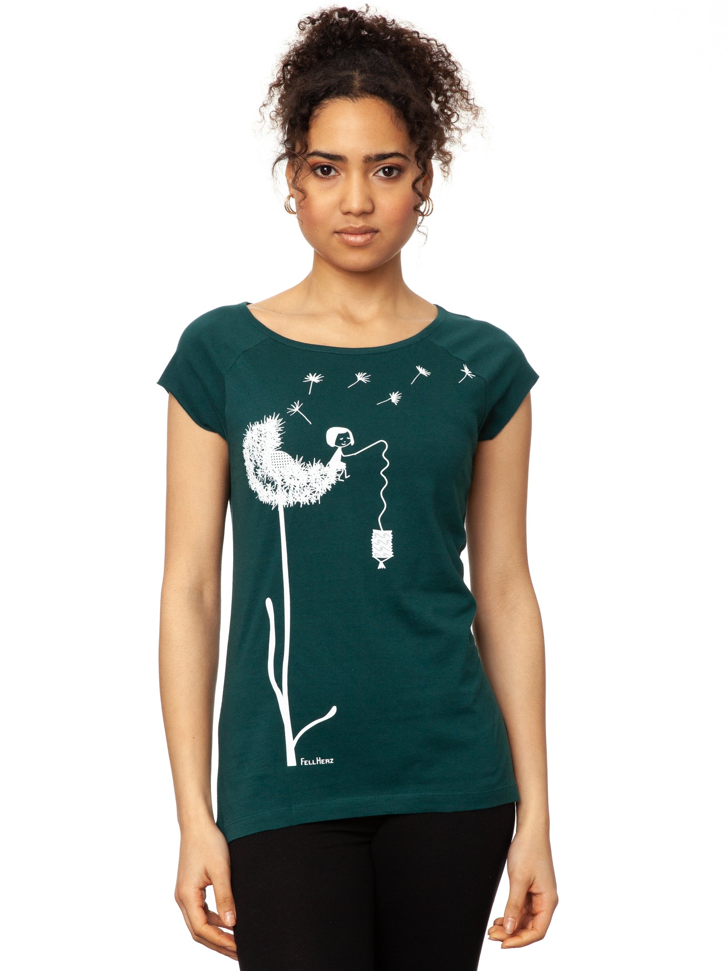 Das Damen T-Shirt in tiefem Petrolgrün besticht durch sein kreatives, weißes FellHerz-Pusteblumen-Print-Design auf der Vorderseite. Die Illustration zeigt ein Mädchen, das mit einer Laterne auf der Blume sitzt. Pusteblumen Samen fliegen davon. Das leicht taillierte Shirt hat kurze Cap-Sleeves, einen weiten Rundhalsausschnitt, besteht aus weicher, nachhaltiger Bio-Baumwolle und ist fair und vegan produziert.