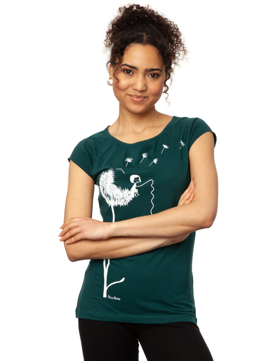 Das Damen T-Shirt in tiefem Petrolgrün besticht durch sein kreatives, weißes FellHerz-Pusteblumen-Print-Design auf der Vorderseite. Die Illustration zeigt ein Mädchen, das mit einer Laterne auf der Blume sitzt. Pusteblumen Samen fliegen davon. Das leicht taillierte Shirt hat kurze Cap-Sleeves, einen weiten Rundhalsausschnitt, besteht aus weicher, nachhaltiger Bio-Baumwolle und ist fair und vegan produziert.