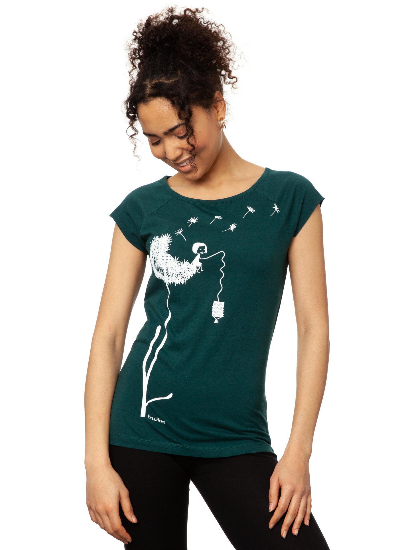 Das Damen T-Shirt in tiefem Petrolgrün besticht durch sein kreatives, weißes FellHerz-Pusteblumen-Print-Design auf der Vorderseite. Die Illustration zeigt ein Mädchen, das mit einer Laterne auf der Blume sitzt. Pusteblumen Samen fliegen davon. Das leicht taillierte Shirt hat kurze Cap-Sleeves, einen weiten Rundhalsausschnitt, besteht aus weicher, nachhaltiger Bio-Baumwolle und ist fair und vegan produziert.