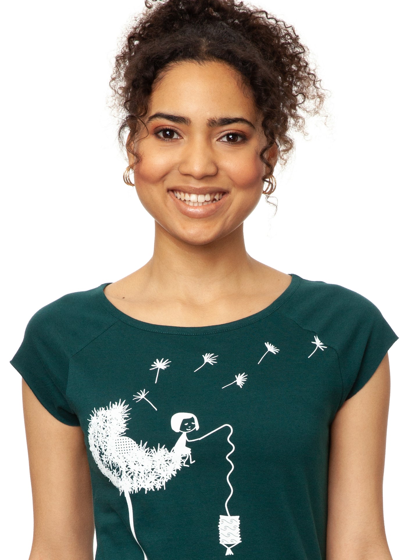 Das Damen T-Shirt in tiefem Petrolgrün besticht durch sein kreatives, weißes FellHerz-Pusteblumen-Print-Design auf der Vorderseite. Die Illustration zeigt ein Mädchen, das mit einer Laterne auf der Blume sitzt. Pusteblumen Samen fliegen davon. Das leicht taillierte Shirt hat kurze Cap-Sleeves, einen weiten Rundhalsausschnitt, besteht aus weicher, nachhaltiger Bio-Baumwolle und ist fair und vegan produziert.