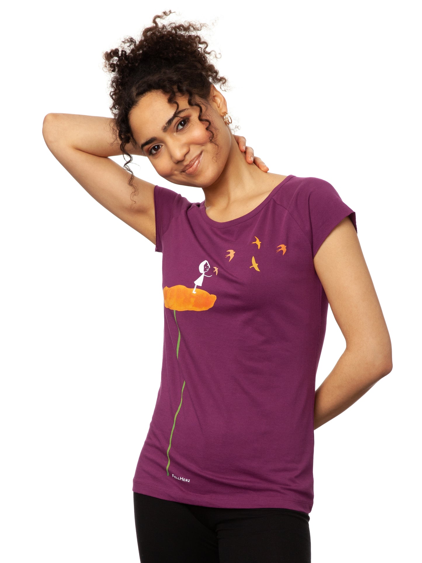 lila nachhaltiges Damen T-Shirt aus Bio-Baumwolle, fair und vegan produziert. Raglan-Shirt mit Grafik-Print auf der Vorderseite: Ein Mädchen steht auf einer orangen Blume und es fliegen Vögel davon.
