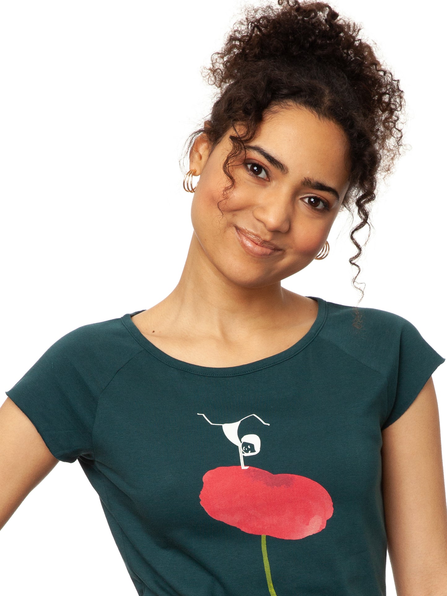 Damen Cap‑Sleeve T‑Shirt ‘Balance Girl’ in tiefem Deep Teal, aus 100 % weicher Bio‑Baumwolle (GOTS‑zertifiziert), mit modernem, leicht tailliertem Schnitt, weitem Rundhalsausschnitt und Print einer pinken Mohnblume, auf der ein kleines Mädchen einen Handstand macht – nachhaltig, fair produziert, ideal für Yoga, Achtsamkeit und entspannten Alltag