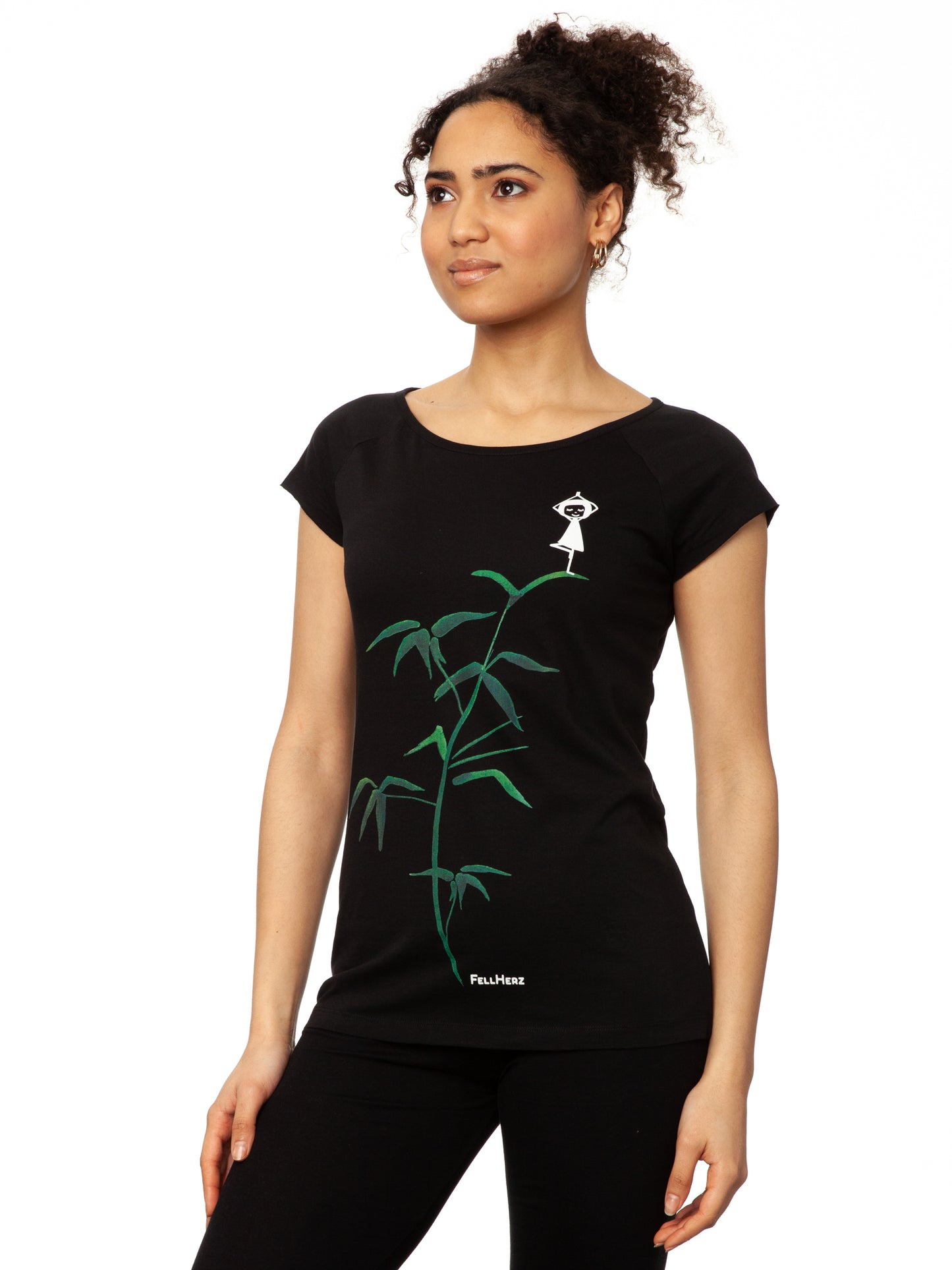 FellHerz schwarzes Yoga-Mädchen Damen T-Shirt aus Bio-Baumwolle. Schwarzes Raglan-Shirt mit Print: Ein Mädchen in Yogapose steht auf einem grünen Bambus-Ast.