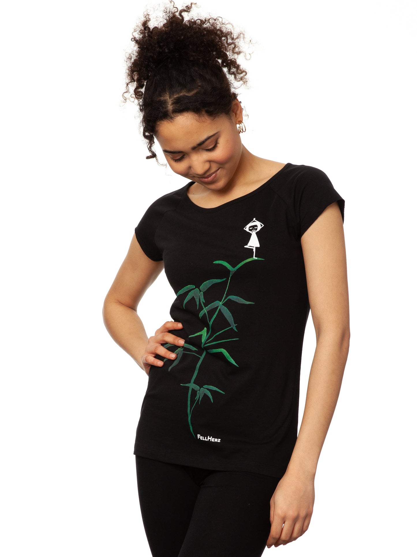 FellHerz schwarzes Yoga-Mädchen Damen T-Shirt aus Biobaumwolle. Schwarzes Raglan-Shirt mit Print: Ein Mädchen in Yogapose steht auf einem grünen Bambus-Ast.
