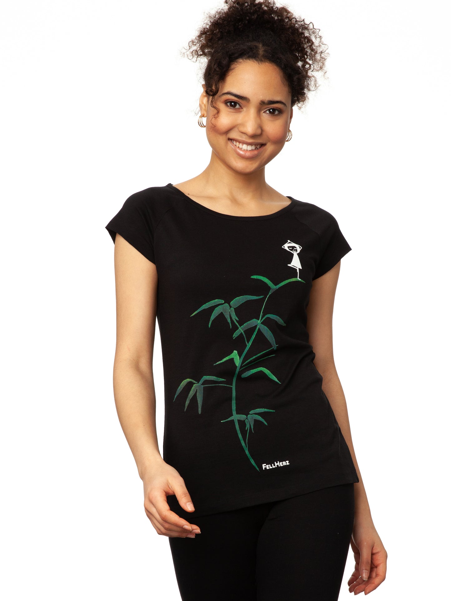 FellHerz schwarzes Yoga-Mädchen Damen T-Shirt aus Biobaumwolle. Schwarzes Raglan-Shirt mit Print: Ein Mädchen in Yogapose steht auf einem grünen Bambus-Ast.
