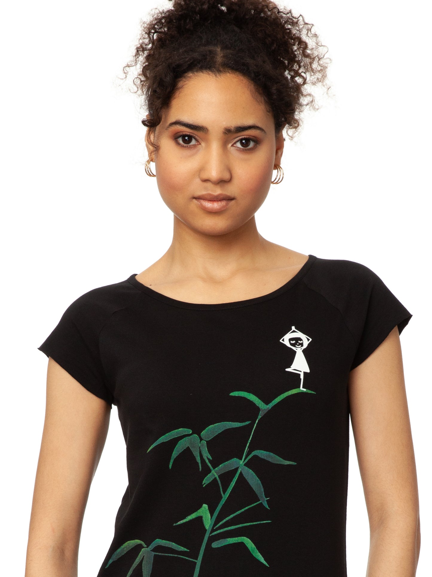 FellHerz schwarzes Yoga-Mädchen Damen T-Shirt aus Biobaumwolle. Schwarzes Raglan-Shirt mit Print: Ein Mädchen in Yogapose steht auf einem grünen Bambus-Ast.