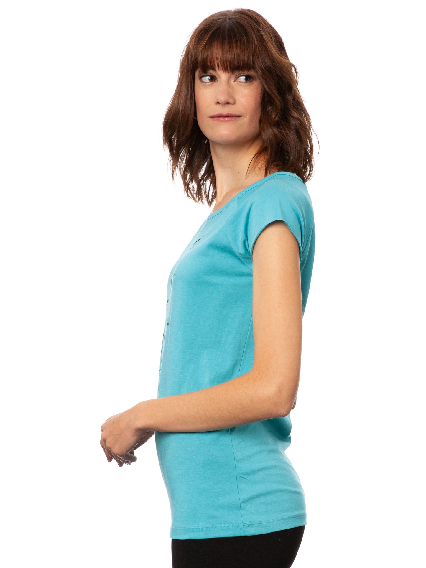 Damen Cap‑Sleeve T‑Shirt ‘Yogamädchen’ in zartem Neptun‑Mint, aus 100 % GOTS‑zertifizierter Bio‑Baumwolle mit leicht tailliertem Schnitt, kurzen überschnittenen Ärmeln und feinem Print der Yogamädchen‑Illustration in Wasserfarbe, ein kleines Mädchen, das in Yogapose auf einem grünen Bambuszweig steht – nachhaltig, fair gefertigt, perfekt für Yoga oder Alltag