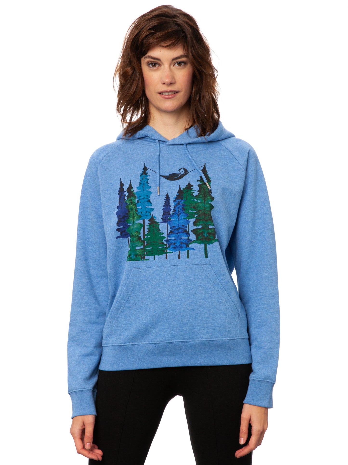 Hell-blau melierter Damen Hoodie aus Bio-Baumwolle, fair produziert. Raglan-Schnitt mit Grafik-Print auf der Vorderseite über der känguru tasche: Ein Mädchen liegt in einer Hängematte, die in Baum Wipfeln eines Waldes hängt.