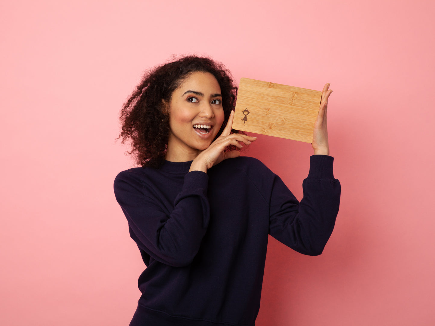 Rechteckiges Frühstücksbrettchen aus hellem Bambus mit abgerundeten Ecken, ca. 24 × 15 cm, dekoriert mit gelasertem Yogamädchen-Motiv unten links, langlebig, ideal für Frühstück & kleine Snacks