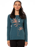 Model trägt den FellHerz Raglan Longsleeve Lesepalme in Atlantic Teal (Petrol) – weicher Rundhalsschnitt aus Biobaumwolle, fair und vegan produziert