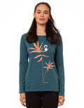 Model trägt den FellHerz Raglan Longsleeve Lesepalme in Atlantic Teal (Petrol) – weicher Rundhalsschnitt aus Biobaumwolle, fair und vegan produziert