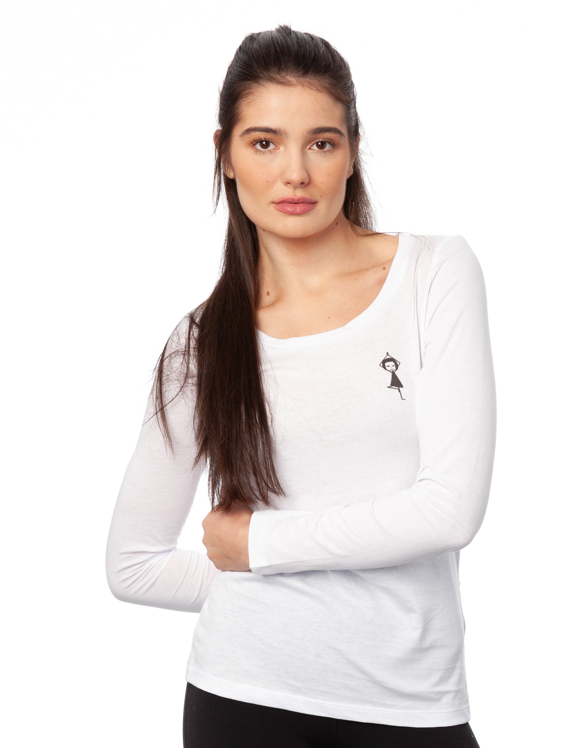 Weißes Damen-Langarmshirt ‘Yogamädchen’ aus 100 % GOTS-zertifizierter Bio-Baumwolle, mit weitem Rundhals-Ausschnitt, leicht tailliertem Schnitt, screenbedrucktem FellHerz-Motiv eines Mädchens in Yogapose auf der Brust – nachhaltig, fair produziert und ideal für Yoga sowie Alltag