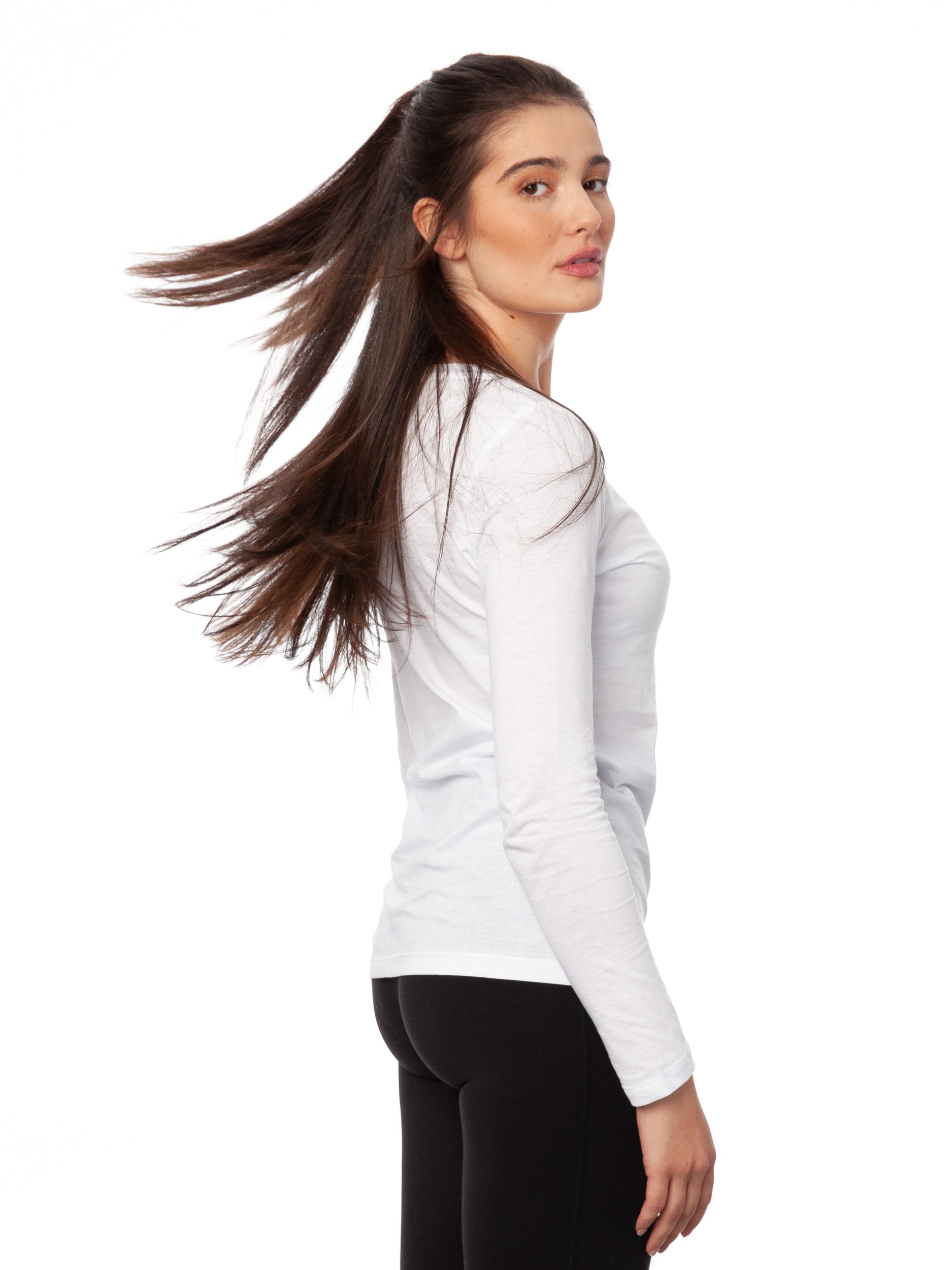 Weißes Damen-Langarmshirt ‘Yogamädchen’ aus 100 % GOTS-zertifizierter Bio-Baumwolle, mit weitem Rundhals-Ausschnitt, leicht tailliertem Schnitt, screenbedrucktem FellHerz-Motiv eines Mädchens in Yogapose auf der Brust – nachhaltig, fair produziert und ideal für Yoga sowie Alltag