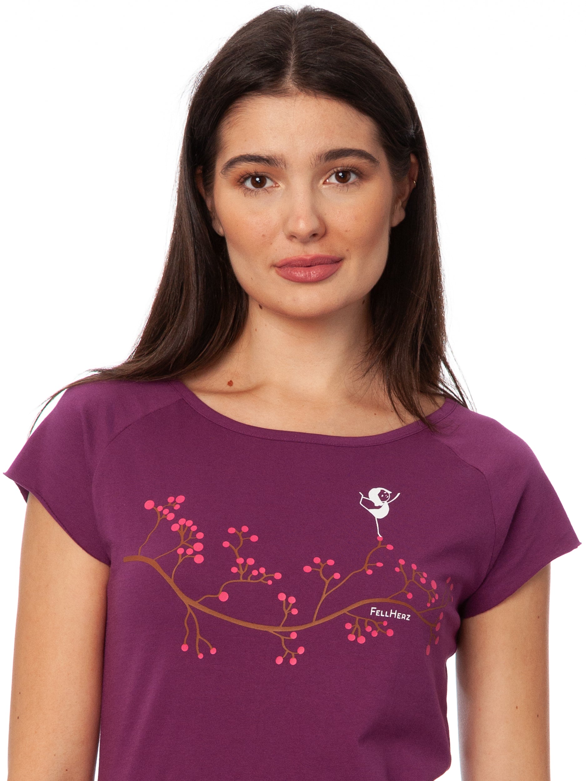 Lila Frauen Yoga T-Shirt mit Asana-Girl-Print auf der Brust: ein brauner Ast mit pinken Beeren, auf denen ein kleines Mädchen in Balance-Yogapose steht -nachhaltig produziert aus Bio-Baumwolle – modernes Cap Sleeve Shirt für Yoga, Freizeit und Meditation.