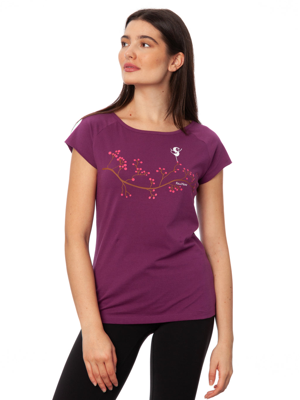 Lila Frauen Yoga T-Shirt mit Asana-Girl-Print auf der Brust: ein brauner Ast mit pinken Beeren, auf denen ein kleines Mädchen in Balance-Yogapose steht -nachhaltig produziert aus Bio-Baumwolle – modernes Cap Sleeve Shirt für Yoga, Freizeit und Meditation.