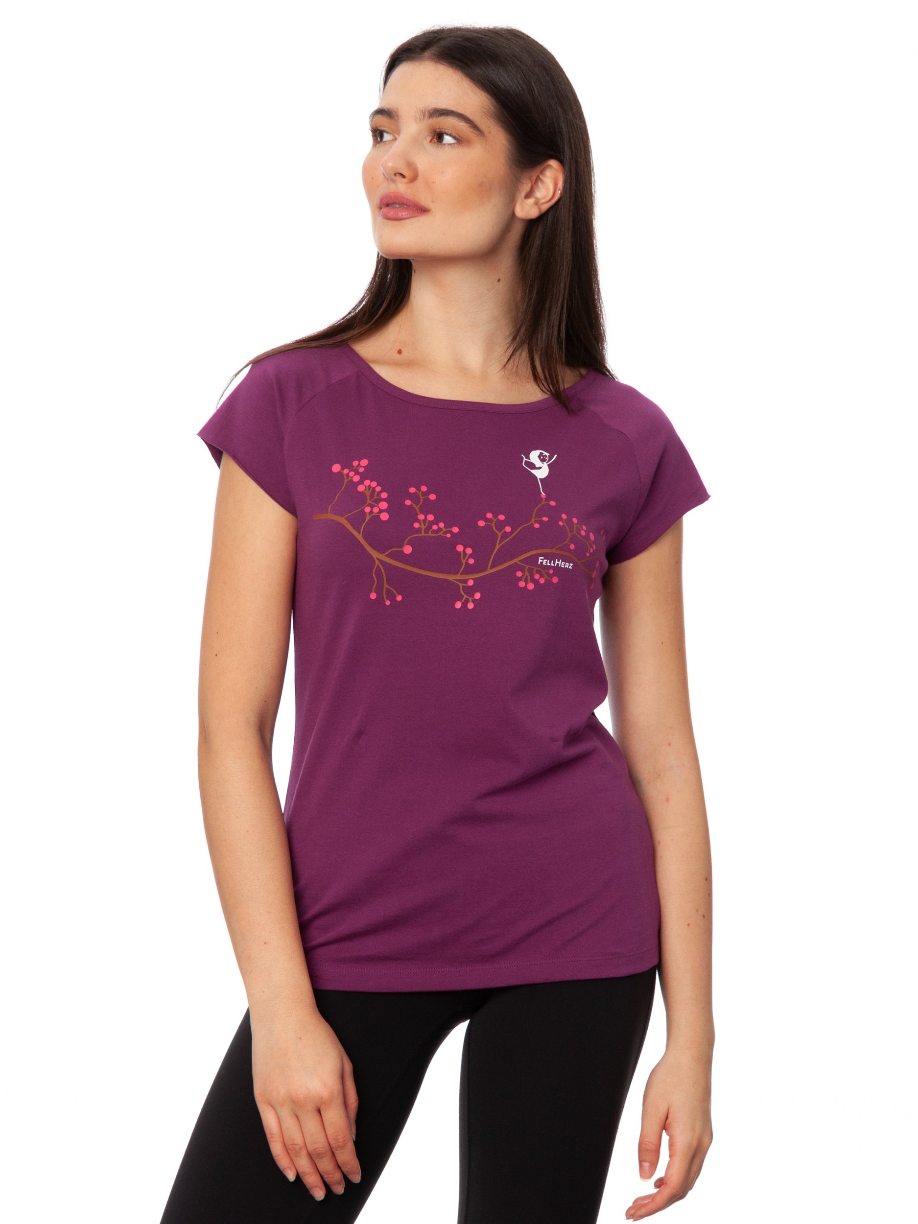 Lila Frauen Yoga T-Shirt mit Asana-Girl-Print auf der Brust: ein brauner Ast mit pinken Beeren, auf denen ein kleines Mädchen in Balance-Yogapose steht -nachhaltig produziert aus Bio-Baumwolle – modernes Cap Sleeve Shirt für Yoga, Freizeit und Meditation.
