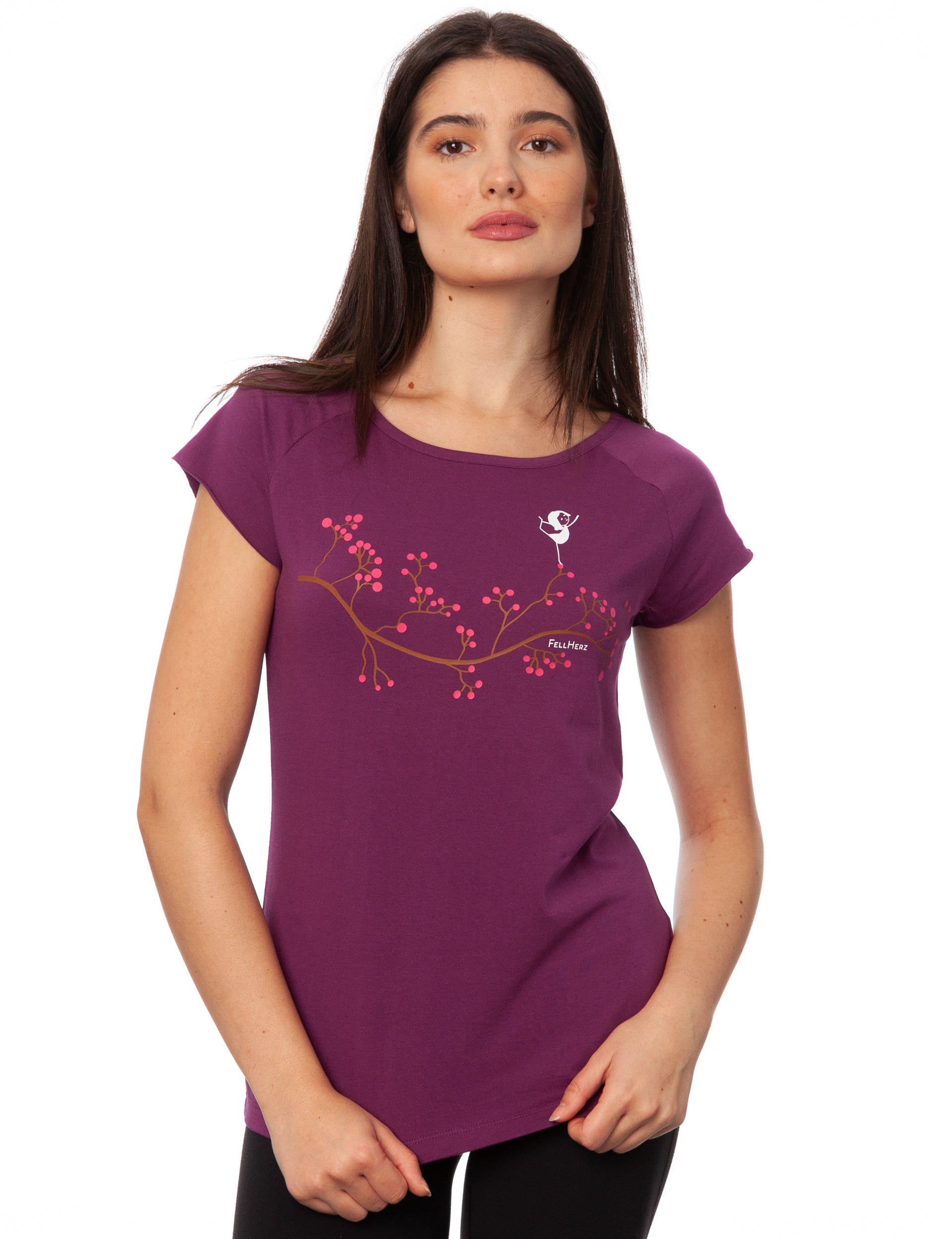 Lila Frauen Yoga T-Shirt mit Asana-Girl-Print auf der Brust: ein brauner Ast mit pinken Beeren, auf denen ein kleines Mädchen in Balance-Yogapose steht -nachhaltig produziert aus Bio-Baumwolle – modernes Cap Sleeve Shirt für Yoga, Freizeit und Meditation.