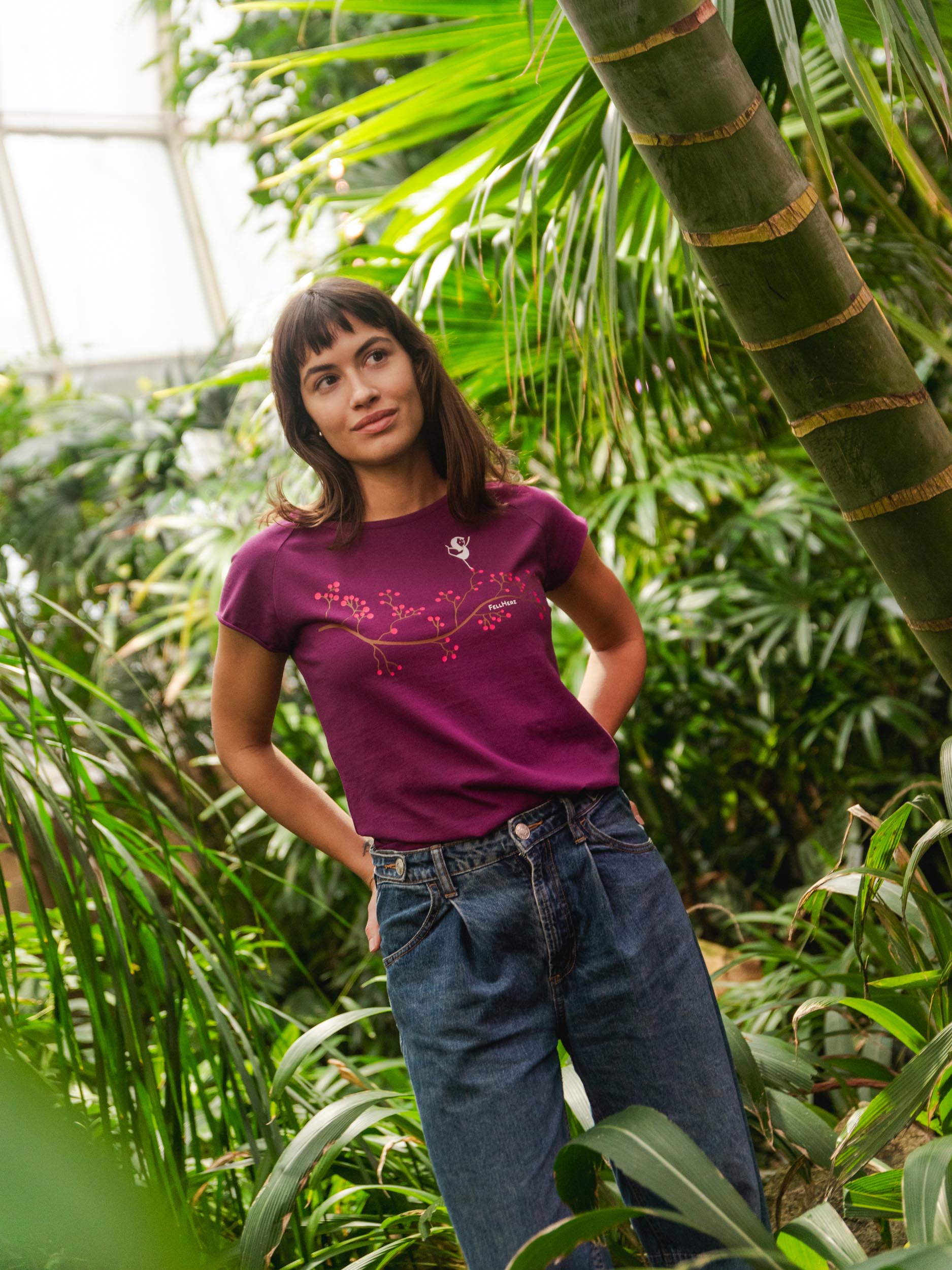 Lila Frauen Yoga T-Shirt mit Asana-Girl-Print auf der Brust: ein brauner Ast mit pinken Beeren, auf denen ein kleines Mädchen in Balance-Yogapose steht -nachhaltig produziert aus Bio-Baumwolle – modernes Cap Sleeve Shirt für Yoga, Freizeit und Meditation.