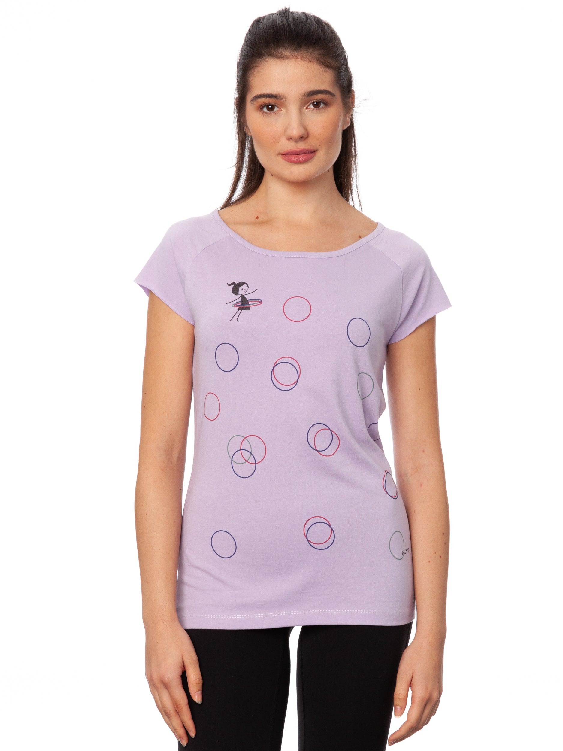 Flieder-farbenes Damen-T-Shirt mit Cap-Sleeve-Ärmeln, leicht tailliertem Schnitt und modernem Raglan-Design. Gefertigt aus 100 % hochwertiger Biobaumwolle unter fairen Bedingungen. Das Shirt verfügt über einen weiten Rundhalsausschnitt und einem Print auf der Vorderseite: ein kleines Mädchen mit bunten Hoolahoop Reifen als Brustprint und grafische Hoolahoopreifen in verschiedenen Farben über das Shirt verteilt. Nachhaltig produziert aus recycelten Stoffen und limitiert erhältlich