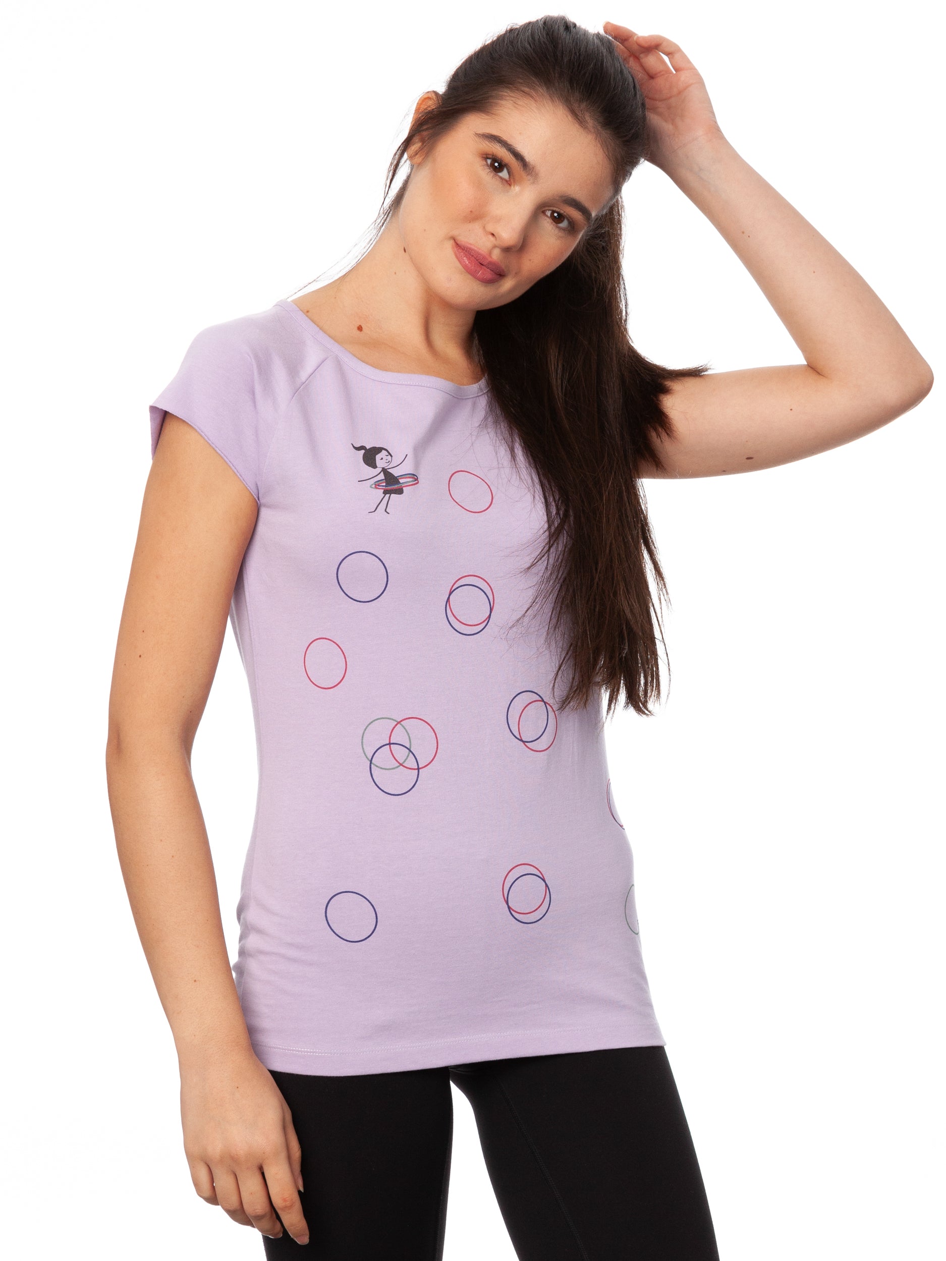 Flieder-farbenes Damen-T-Shirt mit Cap-Sleeve-Ärmeln, leicht tailliertem Schnitt und modernem Raglan-Design. Gefertigt aus 100 % hochwertiger Biobaumwolle unter fairen Bedingungen. Das Shirt verfügt über einen weiten Rundhalsausschnitt und einem Print auf der Vorderseite: ein kleines Mädchen mit bunten Hoolahoop Reifen als Brustprint und grafische Hoolahoopreifen in verschiedenen Farben über das Shirt verteilt. Nachhaltig produziert aus recycelten Stoffen und limitiert erhältlich