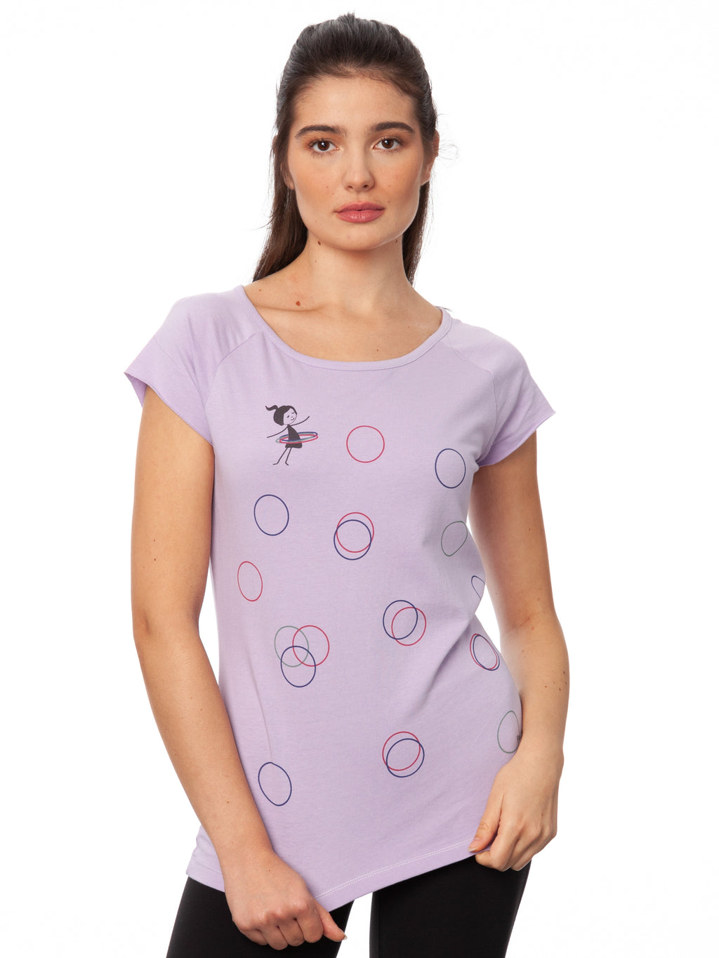 Flieder-farbenes Damen-T-Shirt mit Cap-Sleeve-Ärmeln, leicht tailliertem Schnitt und modernem Raglan-Design. Gefertigt aus 100 % hochwertiger Biobaumwolle unter fairen Bedingungen. Das Shirt verfügt über einen weiten Rundhalsausschnitt und einem Print auf der Vorderseite: ein kleines Mädchen mit bunten Hoolahoop Reifen als Brustprint und grafische Hoolahoopreifen in verschiedenen Farben über das Shirt verteilt. Nachhaltig produziert aus recycelten Stoffen und limitiert erhältlich