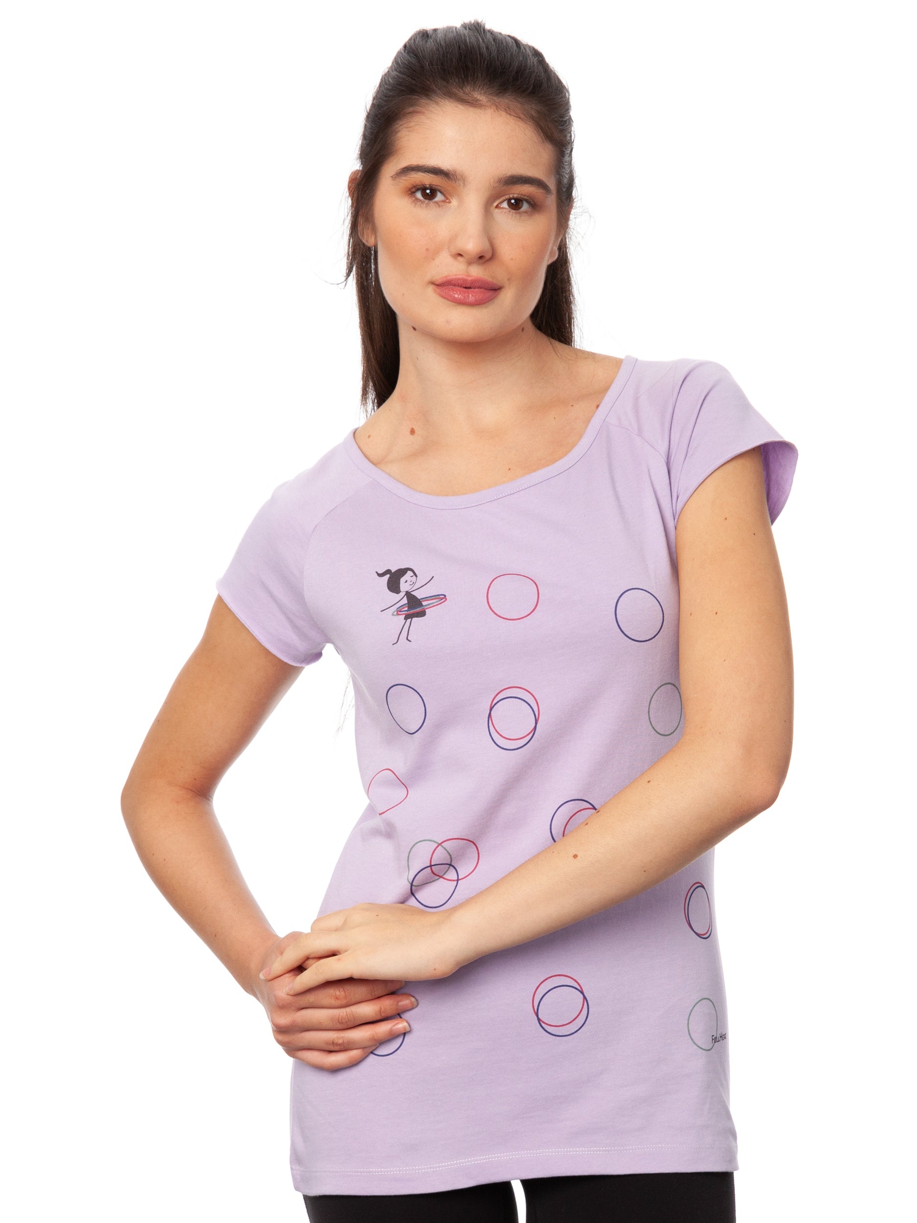 Flieder-farbenes Damen-T-Shirt mit Cap-Sleeve-Ärmeln, leicht tailliertem Schnitt und modernem Raglan-Design. Gefertigt aus 100 % hochwertiger Biobaumwolle unter fairen Bedingungen. Das Shirt verfügt über einen weiten Rundhalsausschnitt und einem Print auf der Vorderseite: ein kleines Mädchen mit bunten Hoolahoop Reifen als Brustprint und grafische Hoolahoopreifen in verschiedenen Farben über das Shirt verteilt. Nachhaltig produziert aus recycelten Stoffen und limitiert erhältlich