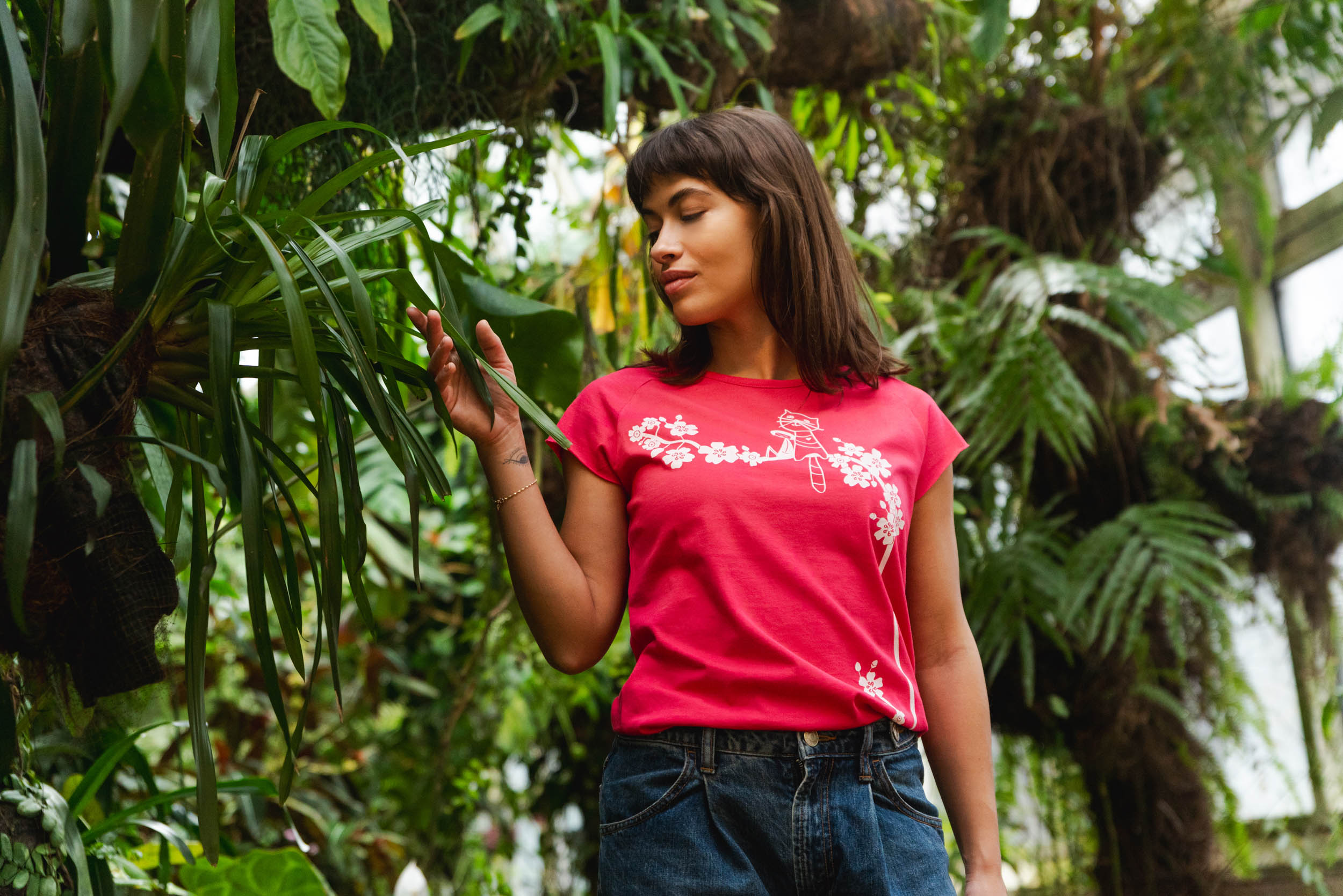 pinkes FellHerz Damen T-Shirt in Cap Sleeve Schnitt mit weißem Siebdruck Motiv einer Katze und einem Mädchen, die auf einem Kirschzweig sitzen