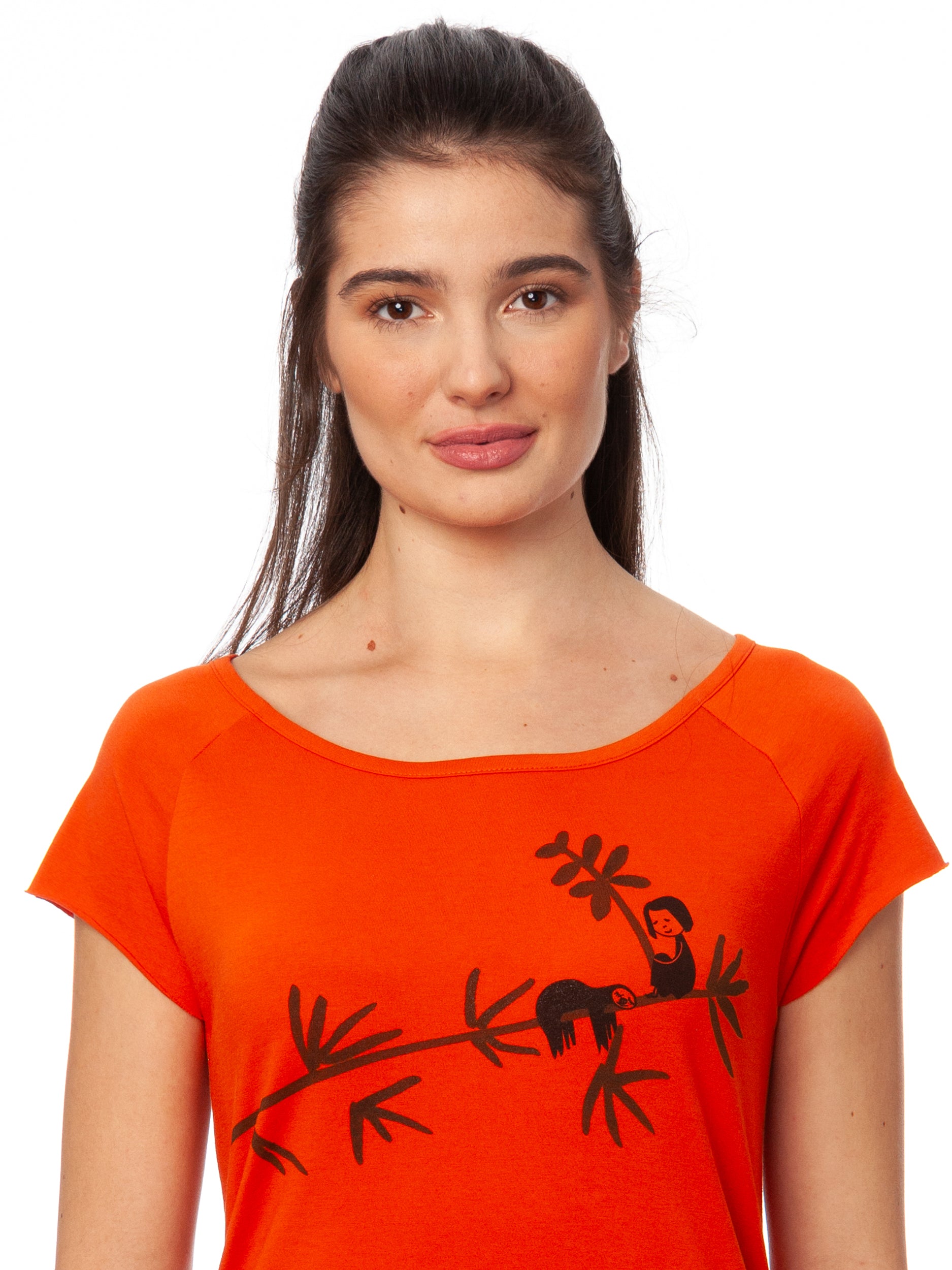 Das Damen T-Shirt aus hochwertiger Bio-Baumwolle in leuchtendem Orange mit einzigartigen FellHerz Faultier-Design in Grün auf der Vorderseite. Die liebevolle Illustration zeigt ein entspanntes Faultier, das sich an einem Zweig festhält, während ein kleines Mädchen daneben sitzt. Dieses nachhaltige Damen T-Shirt ist ideal für umweltbewusste Modefans und Fair Fashion Liebhaberinnen. Mit kurzen Cap-Sleeves und einem weiten Rundhalsausschnitt bietet das bequeme Baumwollshirt hohen Tragekomfort.