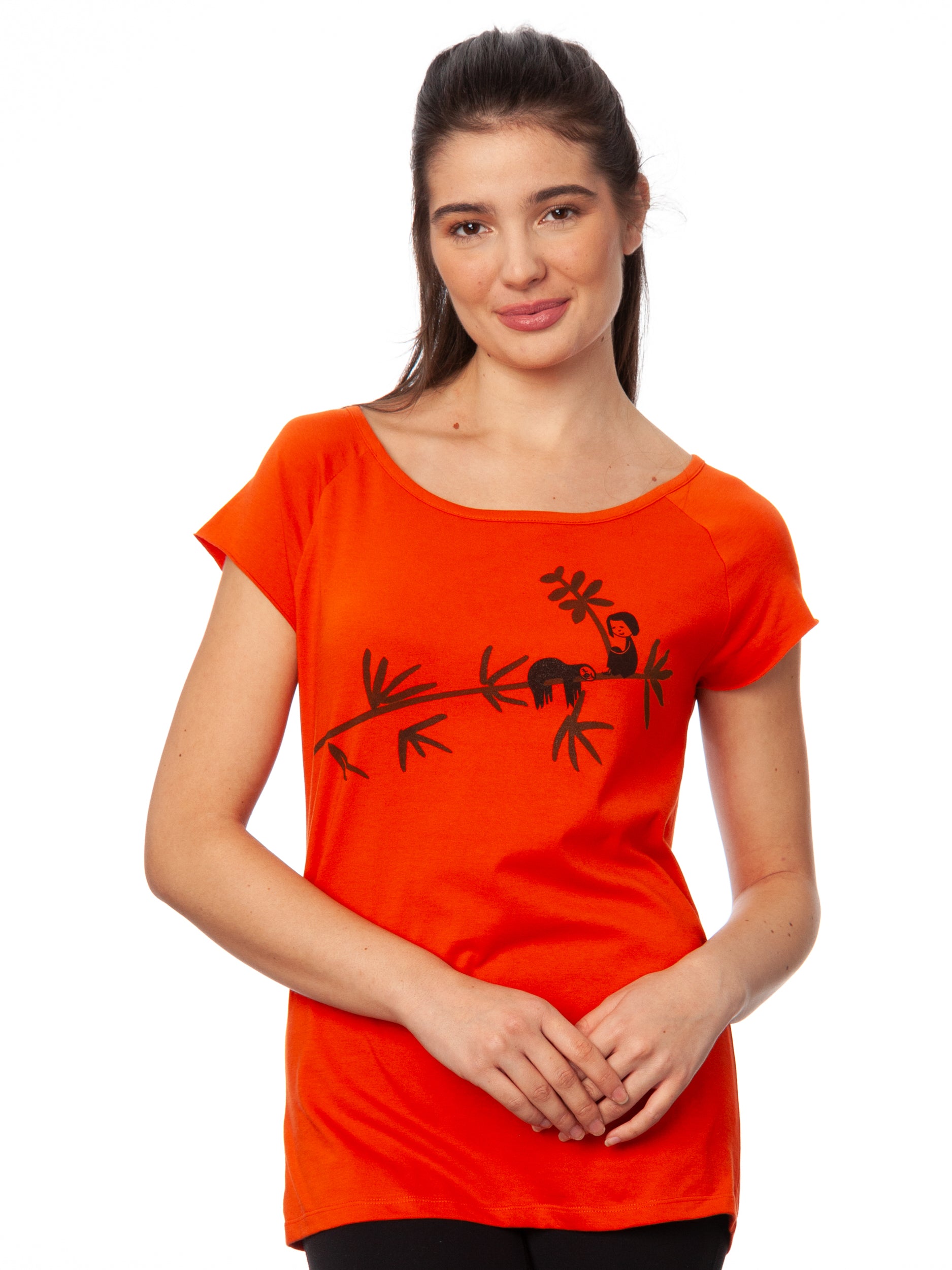 Das Damen T-Shirt aus hochwertiger Bio-Baumwolle in leuchtendem Orange mit einzigartigen FellHerz Faultier-Design in Grün auf der Vorderseite. Die liebevolle Illustration zeigt ein entspanntes Faultier, das sich an einem Zweig festhält, während ein kleines Mädchen daneben sitzt. Dieses nachhaltige Damen T-Shirt ist ideal für umweltbewusste Modefans und Fair Fashion Liebhaberinnen. Mit kurzen Cap-Sleeves und einem weiten Rundhalsausschnitt bietet das bequeme Baumwollshirt hohen Tragekomfort.