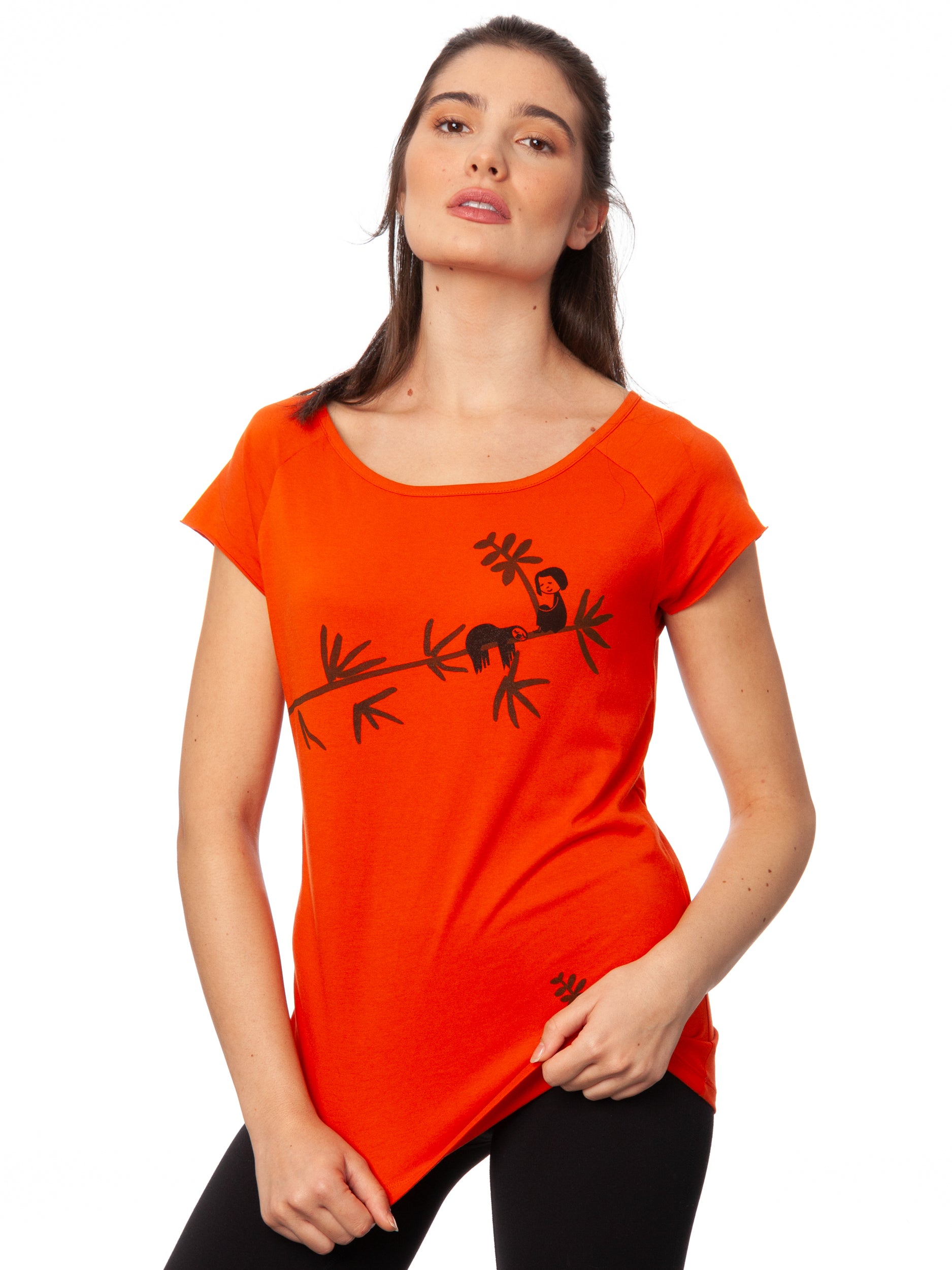 Das Damen T-Shirt aus hochwertiger Bio-Baumwolle in leuchtendem Orange mit einzigartigen FellHerz Faultier-Design in Grün auf der Vorderseite. Die liebevolle Illustration zeigt ein entspanntes Faultier, das sich an einem Zweig festhält, während ein kleines Mädchen daneben sitzt. Dieses nachhaltige Damen T-Shirt ist ideal für umweltbewusste Modefans und Fair Fashion Liebhaberinnen. Mit kurzen Cap-Sleeves und einem weiten Rundhalsausschnitt bietet das bequeme Baumwollshirt hohen Tragekomfort.