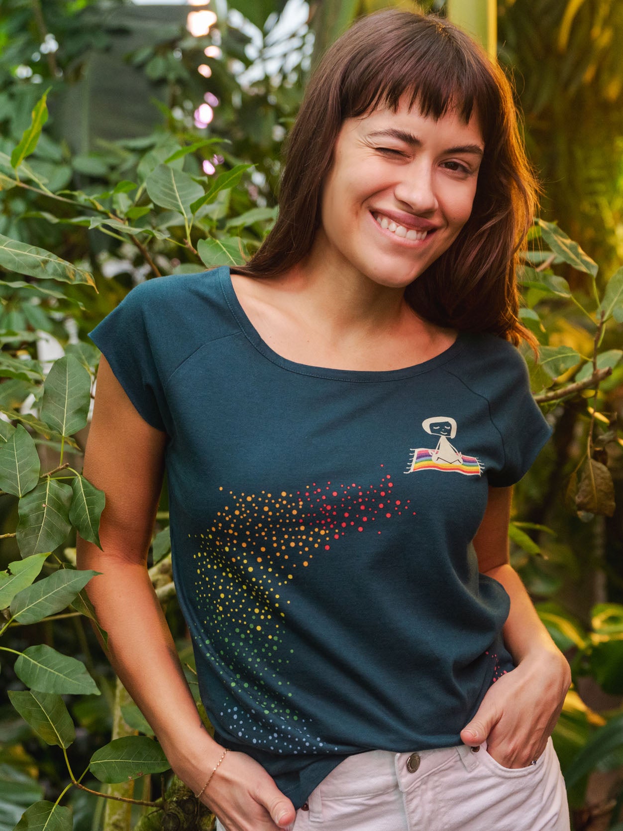 Damen‑Cap‑Sleeve‑T‑Shirt in tiefem Deep Teal, 100 % weiche GOTS‑zertifizierte Bio‑Baumwolle mit modernem, leicht tailliertem Schnitt und digitalem FellHerz‑Print mit einem kleinen Mädchen, dass auf einem regenbogenfarbenen fliegenden Teppich sitzt und einen regenbogenen Schweif hinter sich her zieht – nachhaltig, fair produziert, ideal für warme Tage oder als Lagen‑Basic.