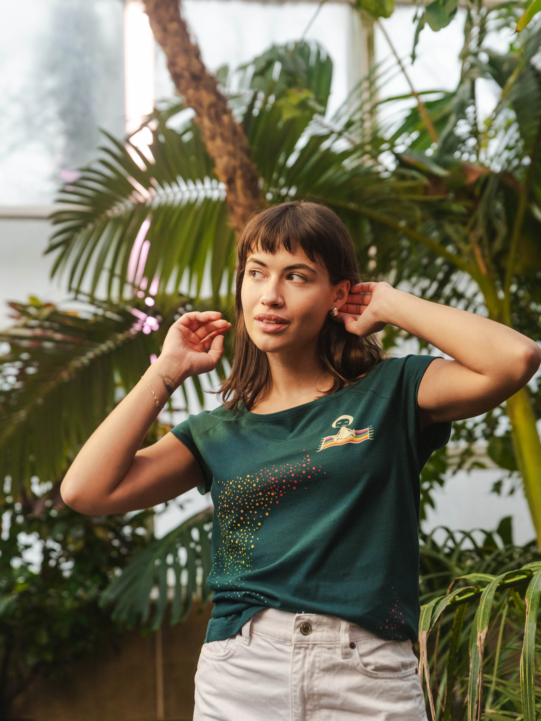 Damen‑Cap‑Sleeve‑T‑Shirt in tiefem Deep Teal, 100 % weiche GOTS‑zertifizierte Bio‑Baumwolle mit modernem, leicht tailliertem Schnitt und digitalem FellHerz‑Print mit einem kleinen Mädchen, dass auf einem regenbogenfarbenen fliegenden Teppich sitzt und einen regenbogenen Schweif hinter sich her zieht – nachhaltig, fair produziert, ideal für warme Tage oder als Lagen‑Basic.